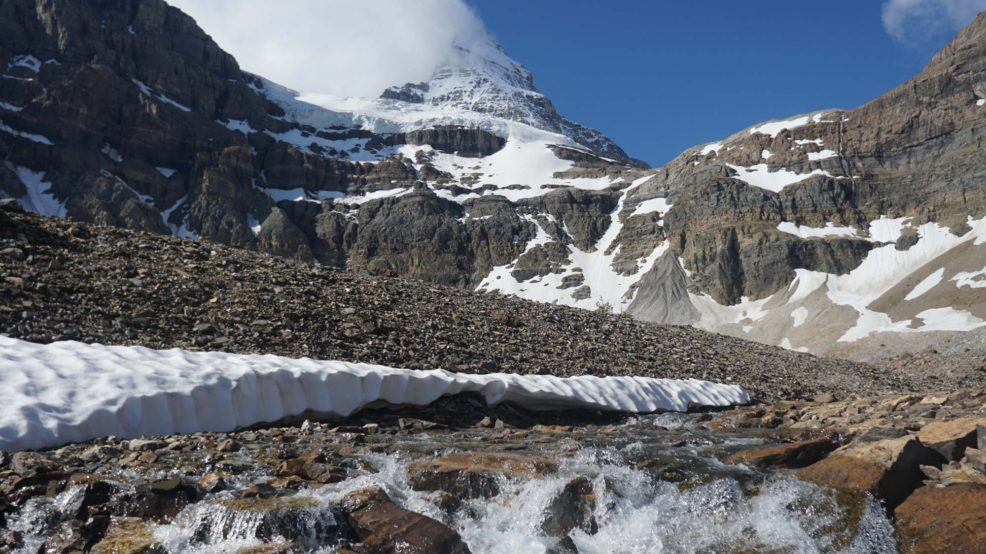 Ein Gletscherbach am Fuße des Mount Assiniboine in den Kanadischen Rockies.