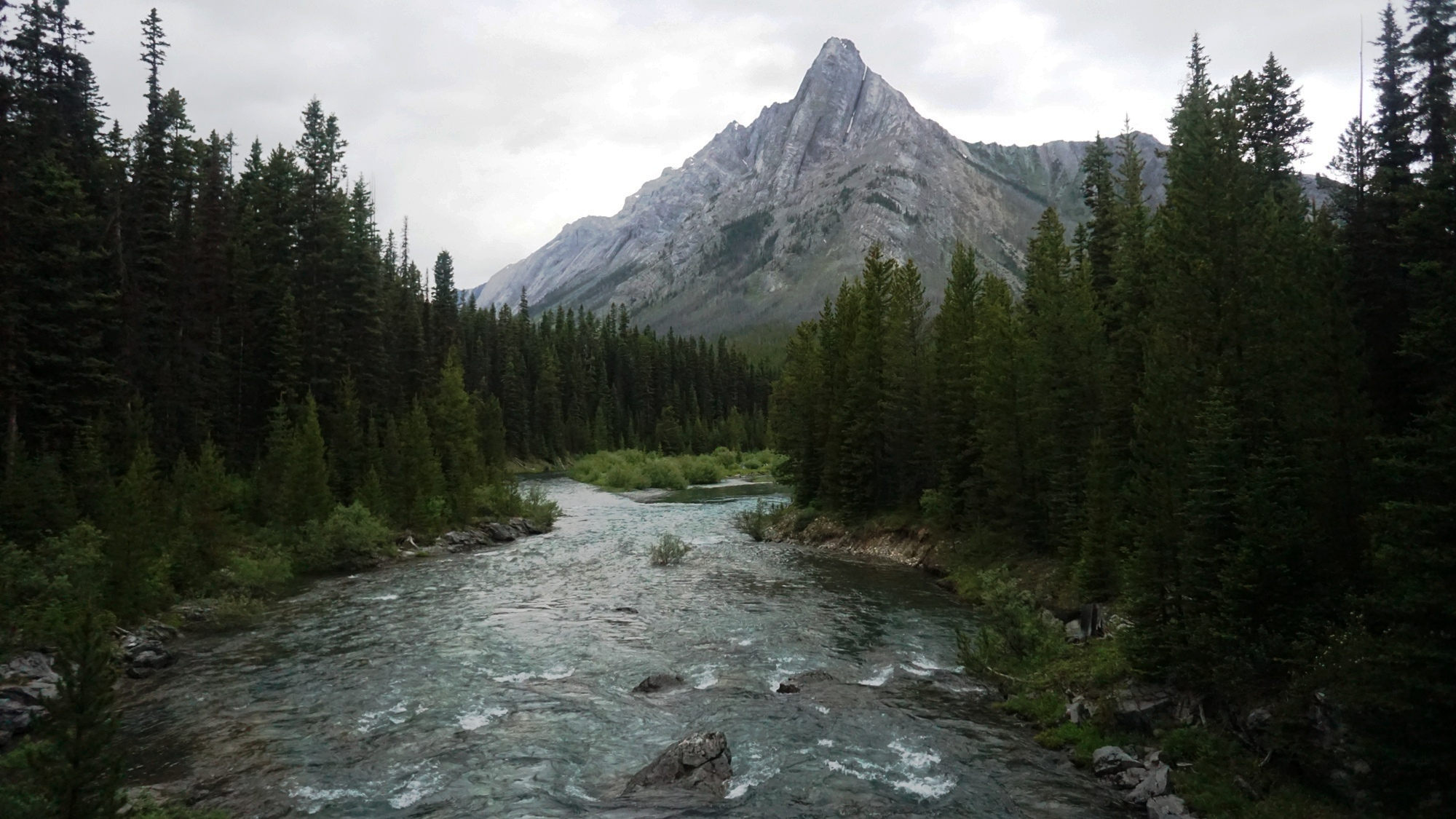 Der Spray River mit dem Cone Mountain in den Kanadischen Rockies.