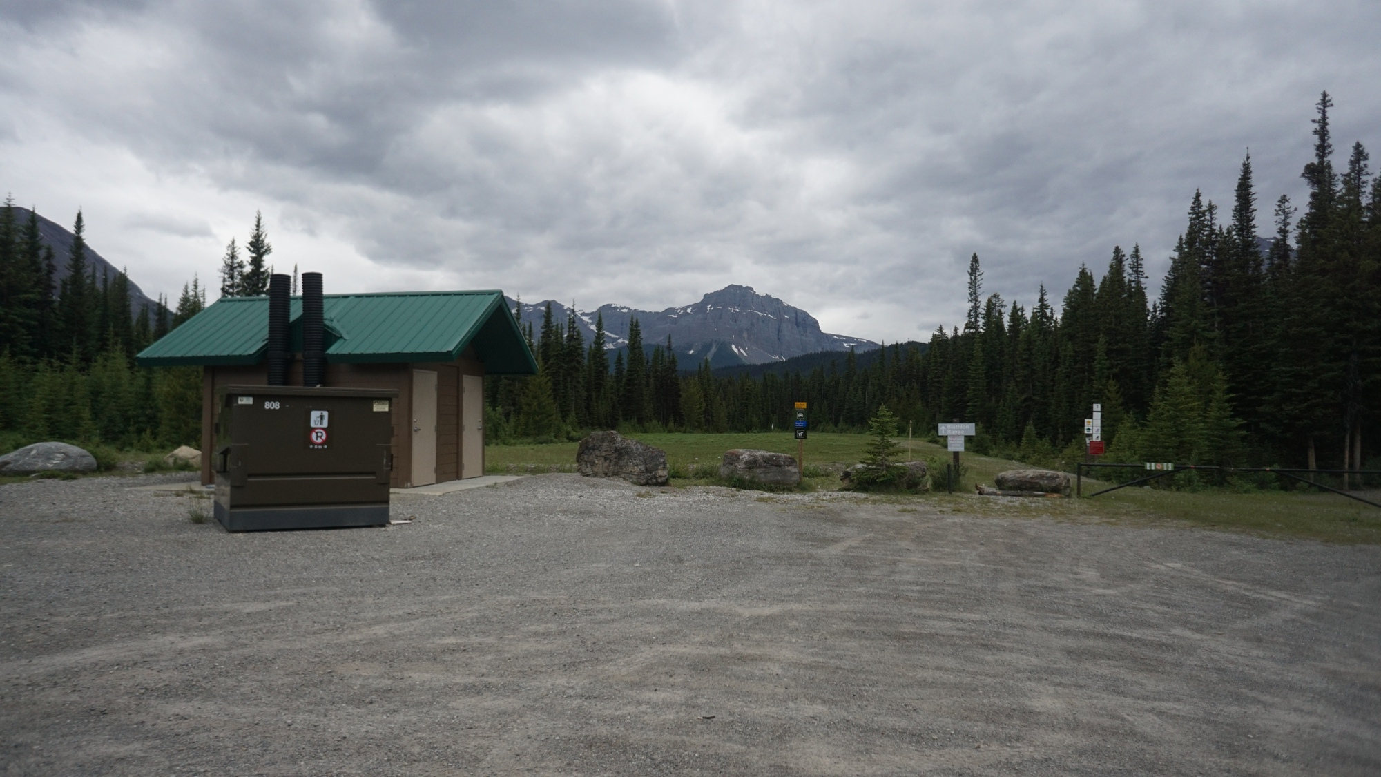 Der Parkplatz des Mount Shark Trailhead in den Kanadischen Rockies.