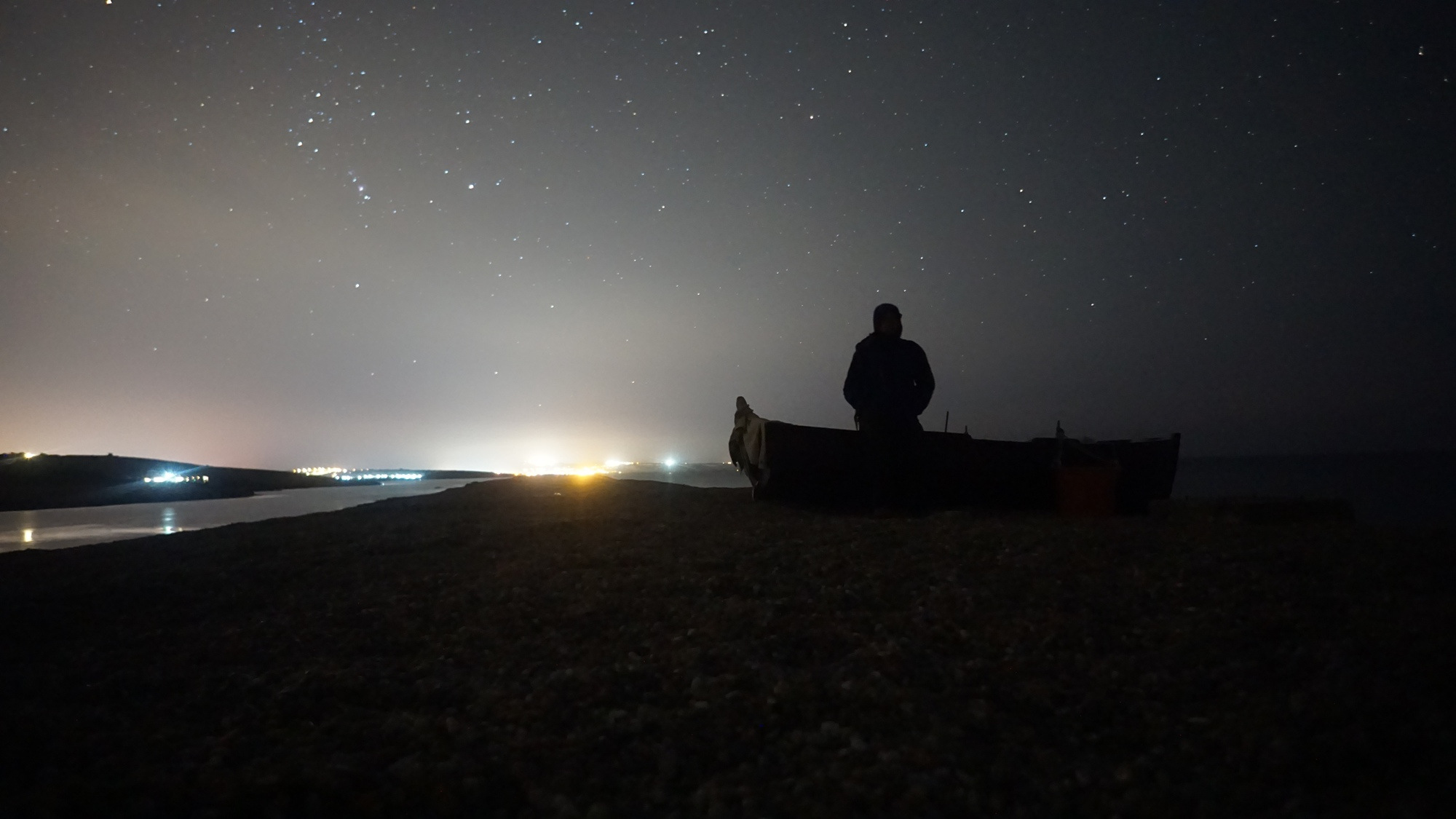 Der Chesil Beach mit der Fleet bei Nacht.