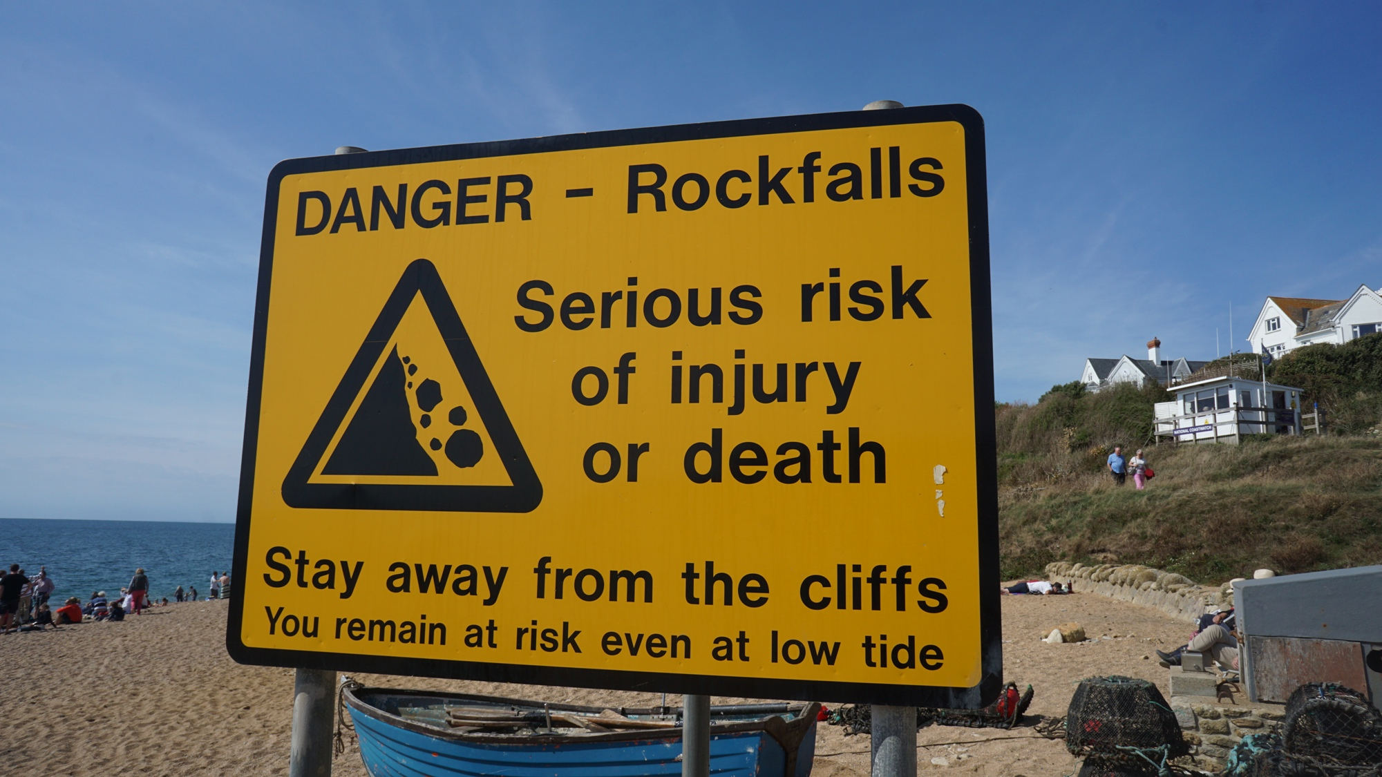 Ein Warnschild bei den Burton Cliffs am Hive Beach.