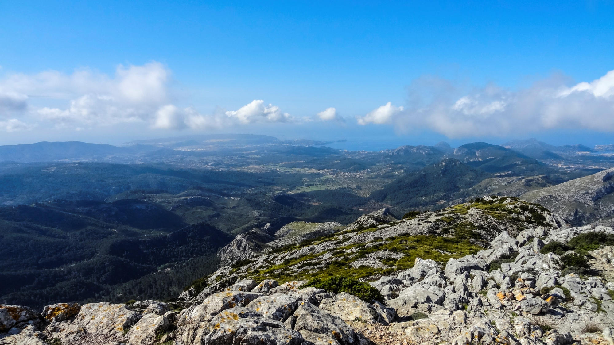 Der Blick vom Gipfel des Puig de Galatzó nach Süden auf Andratx.