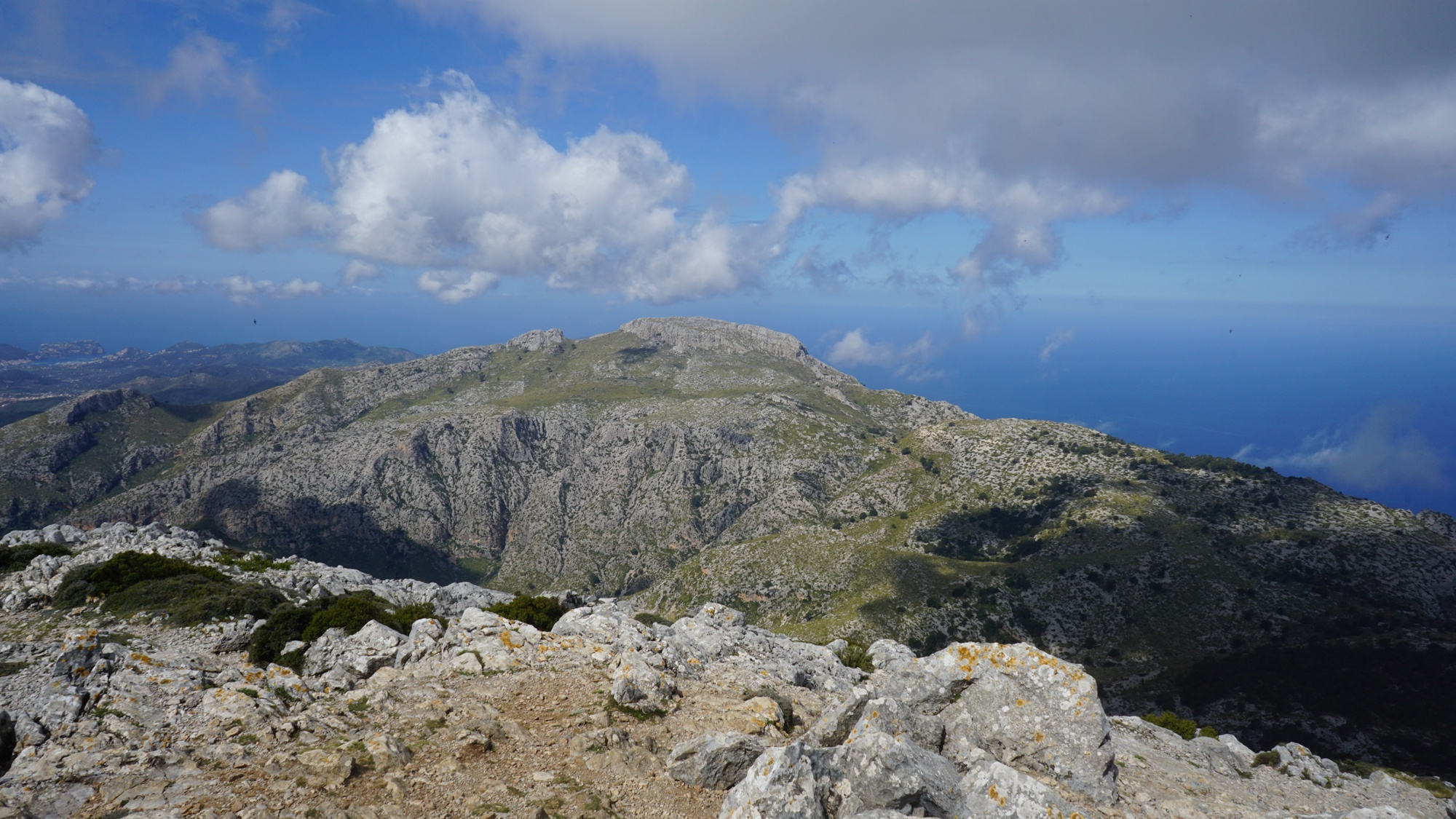 Der Blick vom Gipfel des Puig de Galatzó nach Westen auf den Moleta de s’Esclop.