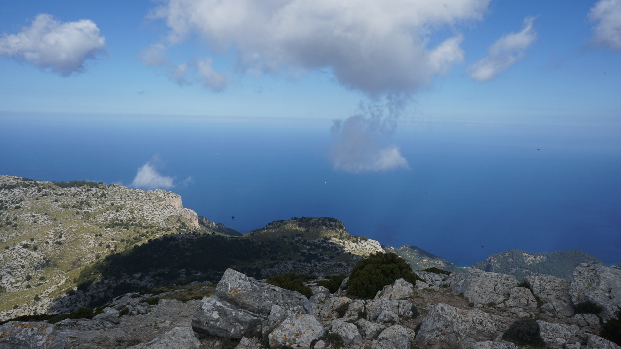 Der Blick vom Gipfel des Puig de Galatzó nach Westen aufs Mittelmeer.