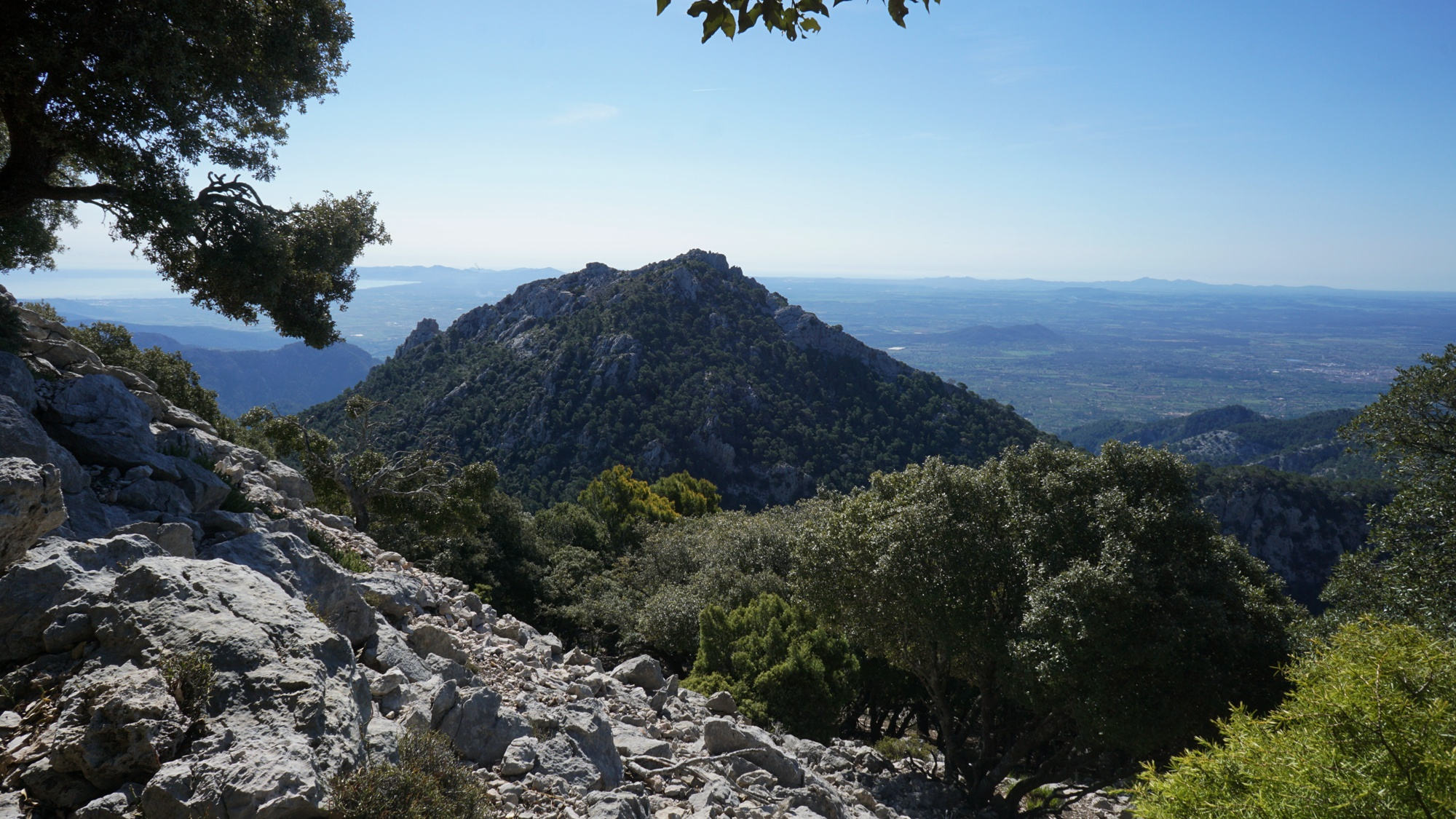 Der Blick über das mallorquinische Tiefland vom Puig de Massanella.