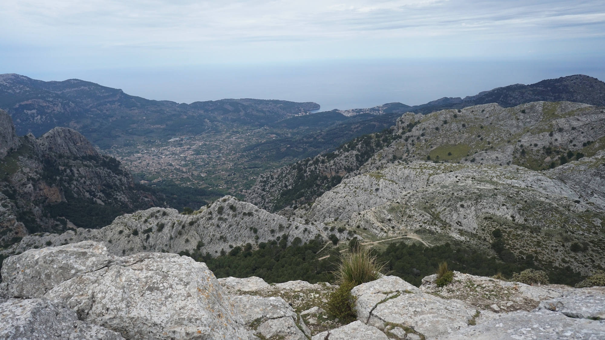 Der Blick vom Gipfel des Puig de l’Ofre auf Sóller im Westen.