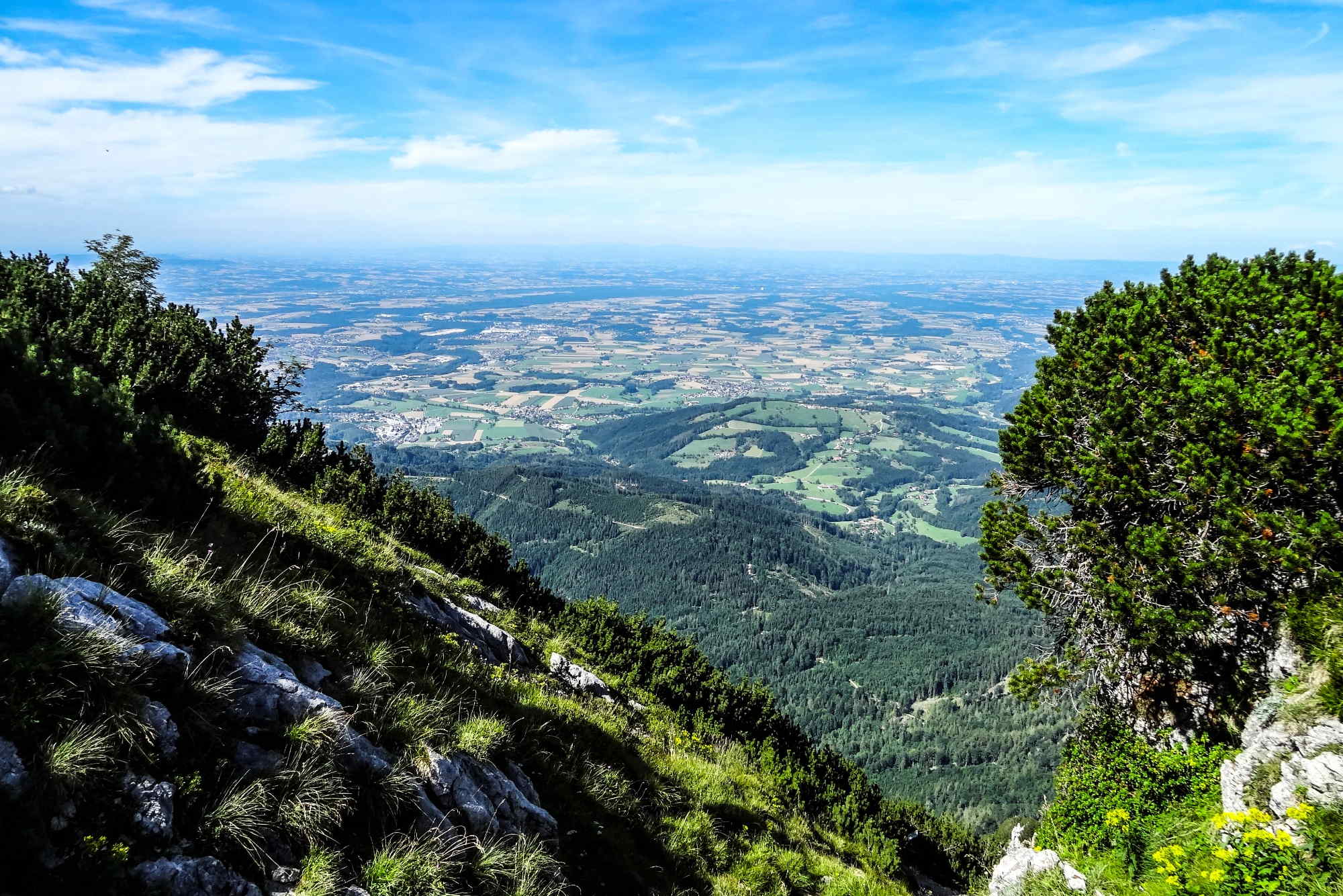 Der Blick vom Fahnenkogel übers Alpenvorland.