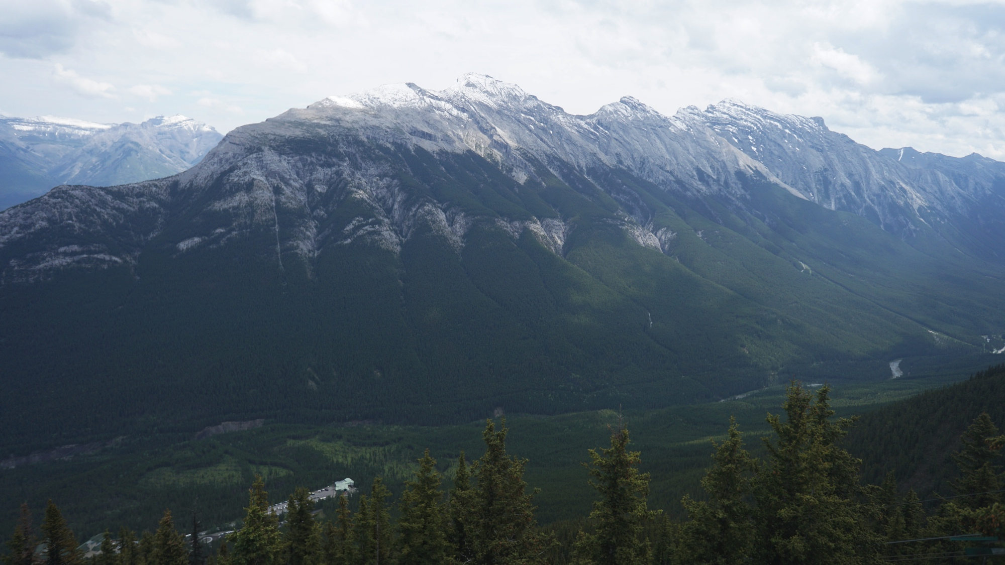 Das Massiv des Mount Rundle bei Banff.