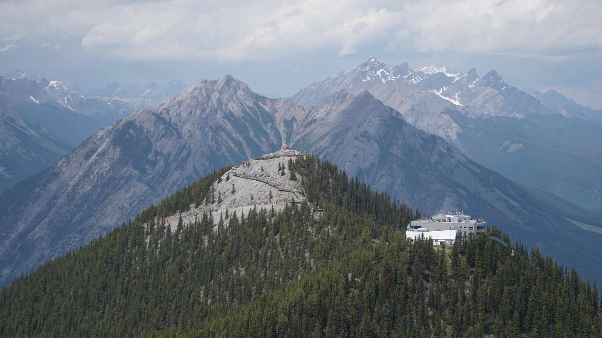 Der Blick vom First Peak auf die Bergstation und den Sanson Peak.