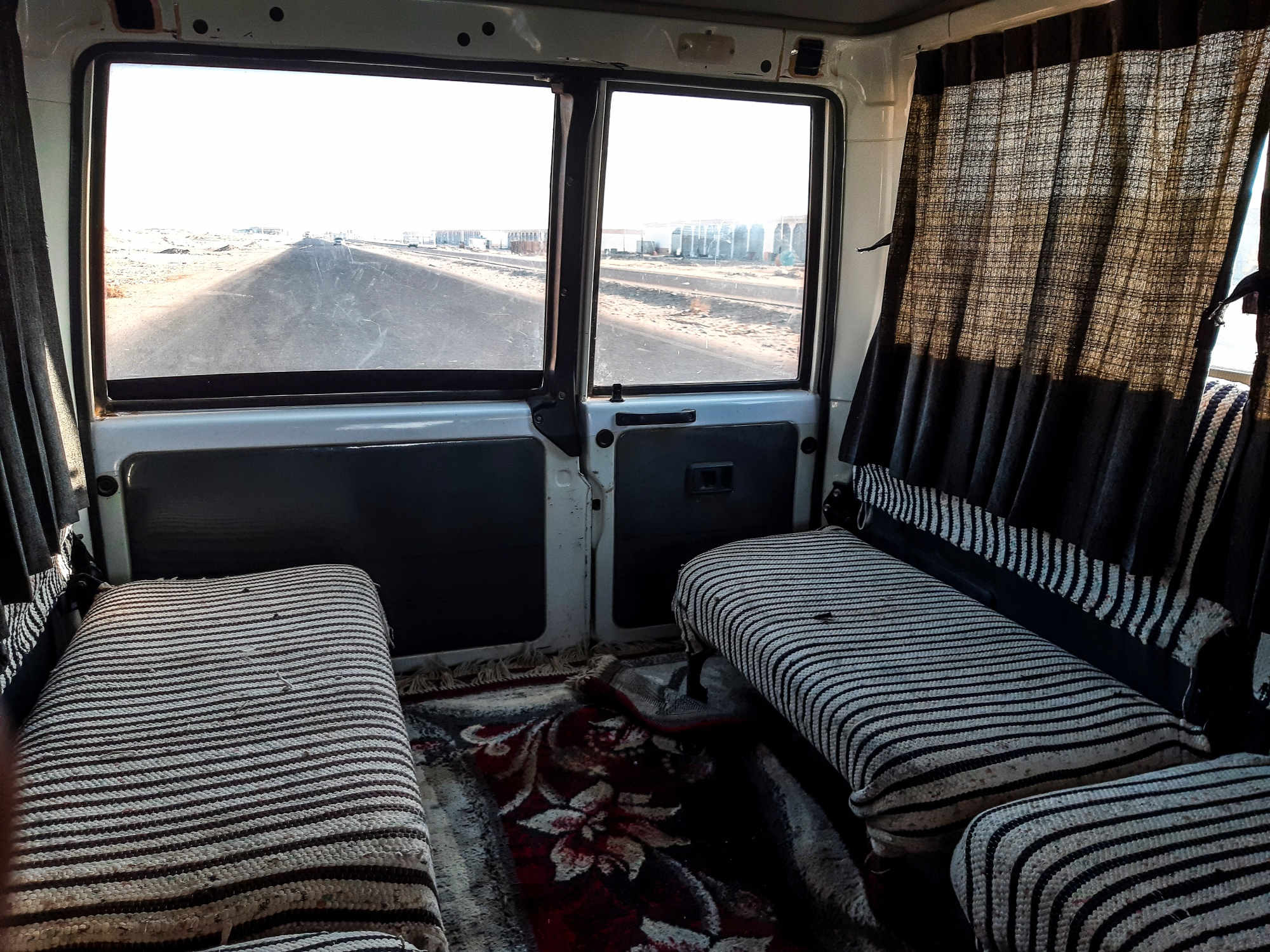 Der Blick aus dem Jeep zurück auf Hurghada.