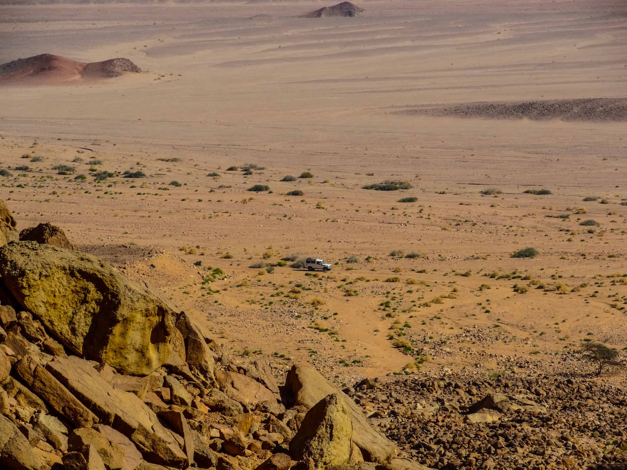 Der Blick zurück auf den Jeep in der Wüste bei Hurghada.