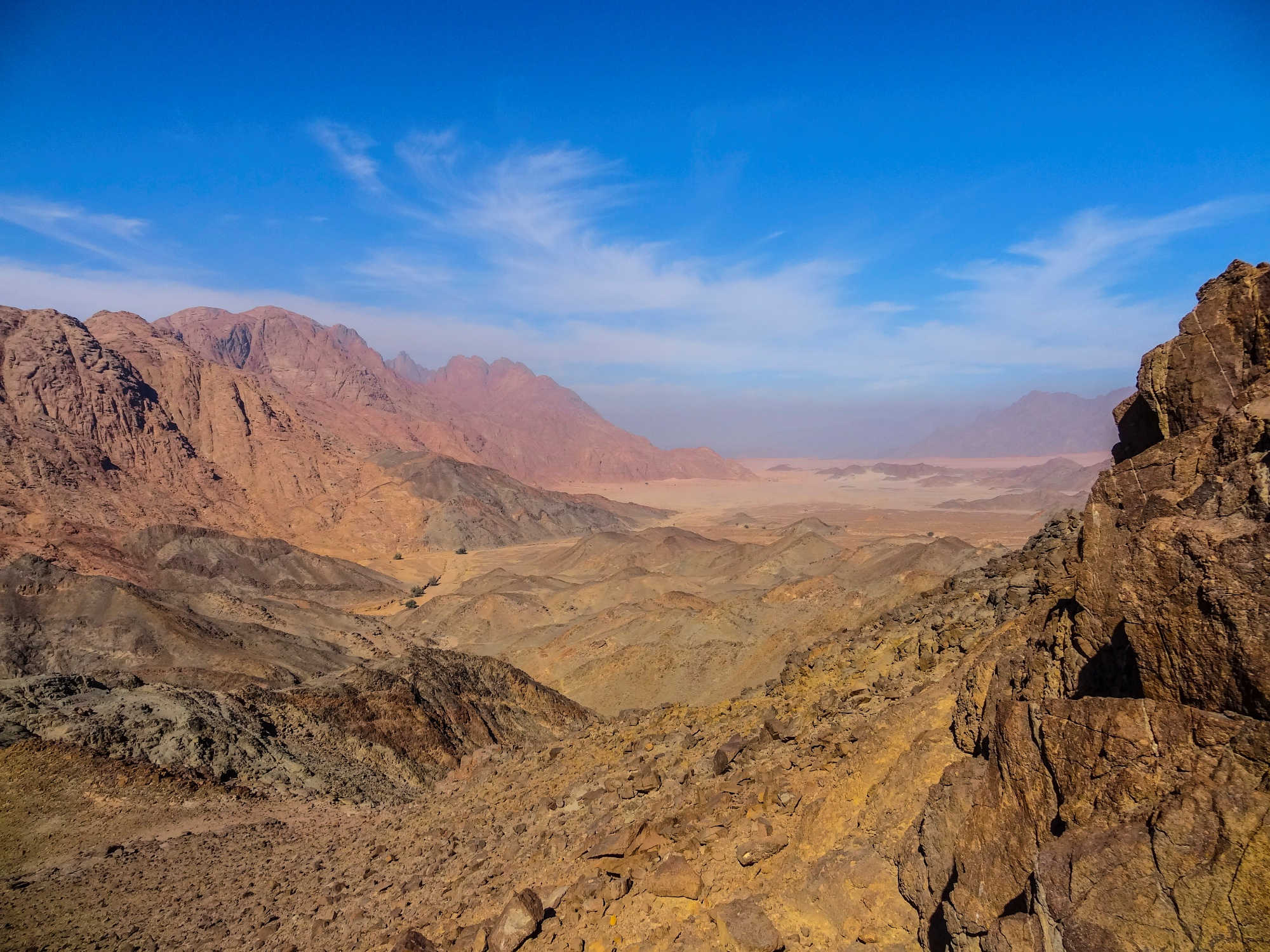 Der Blick vom Vorgipfel des Jebel Abu Abid über ein weites Wadi.