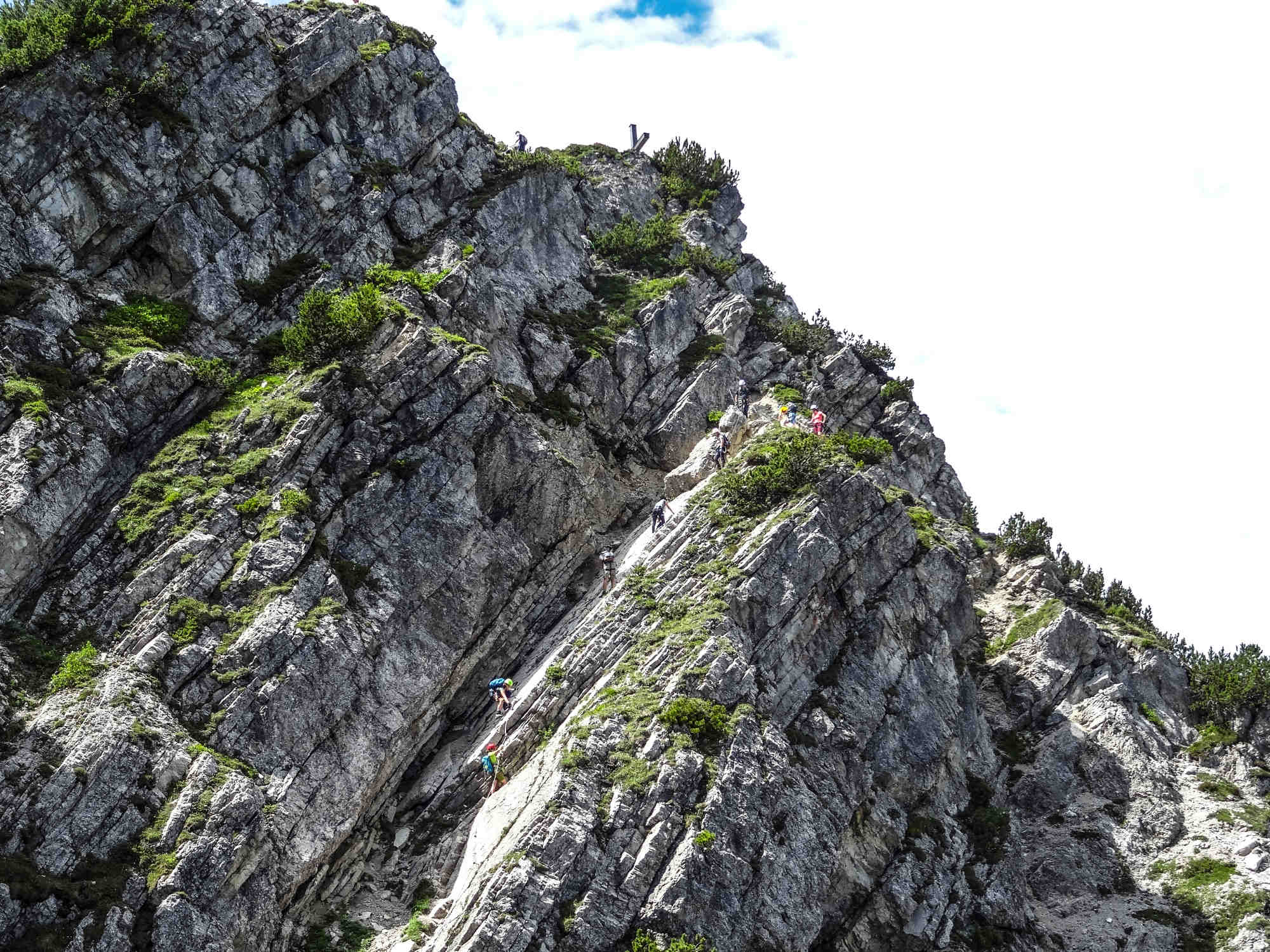 Ein Blick zurück auf die Einstiegsplatte im zweiten Teil des Salewa-Klettsteigs in den Allgäuer Alpen.