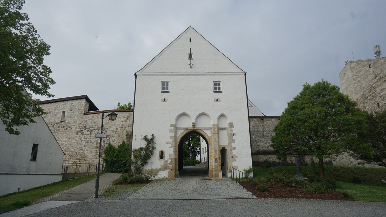 Das mittelalterliche Haupttor der Burg Vohburg.