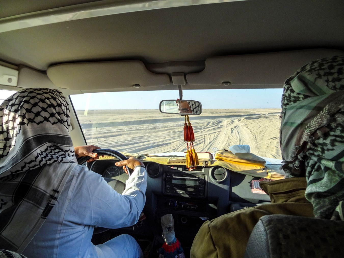 Eine Jeep-Fahrt durch die Arabische Wüste bei Hurghada.