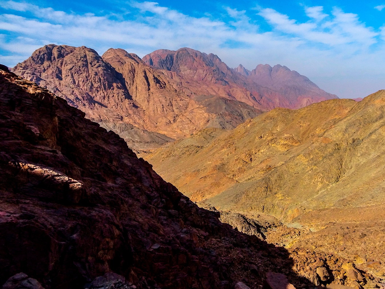 Der Abstieg vom Vorgipfel des Jebel Abu Abid.