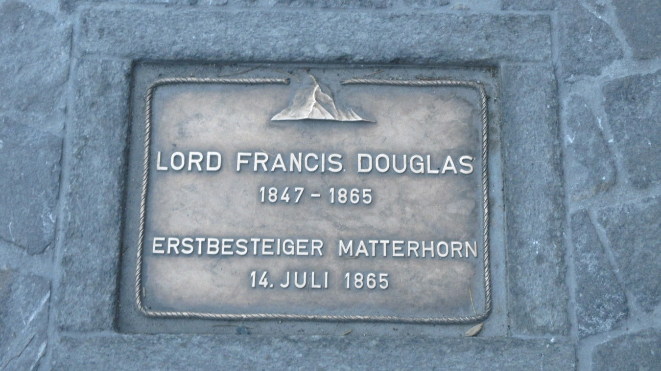 Eine Bodenplatte in Zermatt erinnert an Lord Francis Douglas.