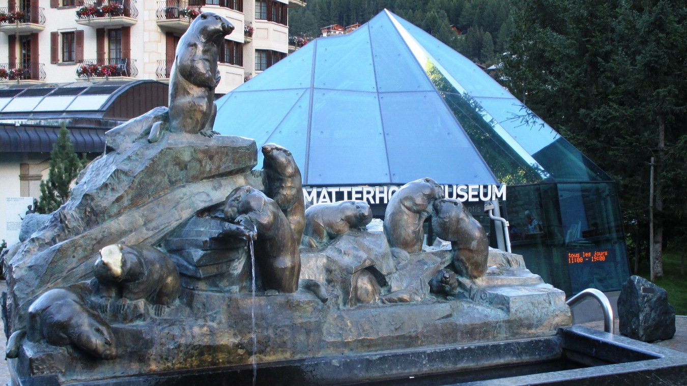 Der Murmeli-Brunnen am Kirchplatz in Zermatt.