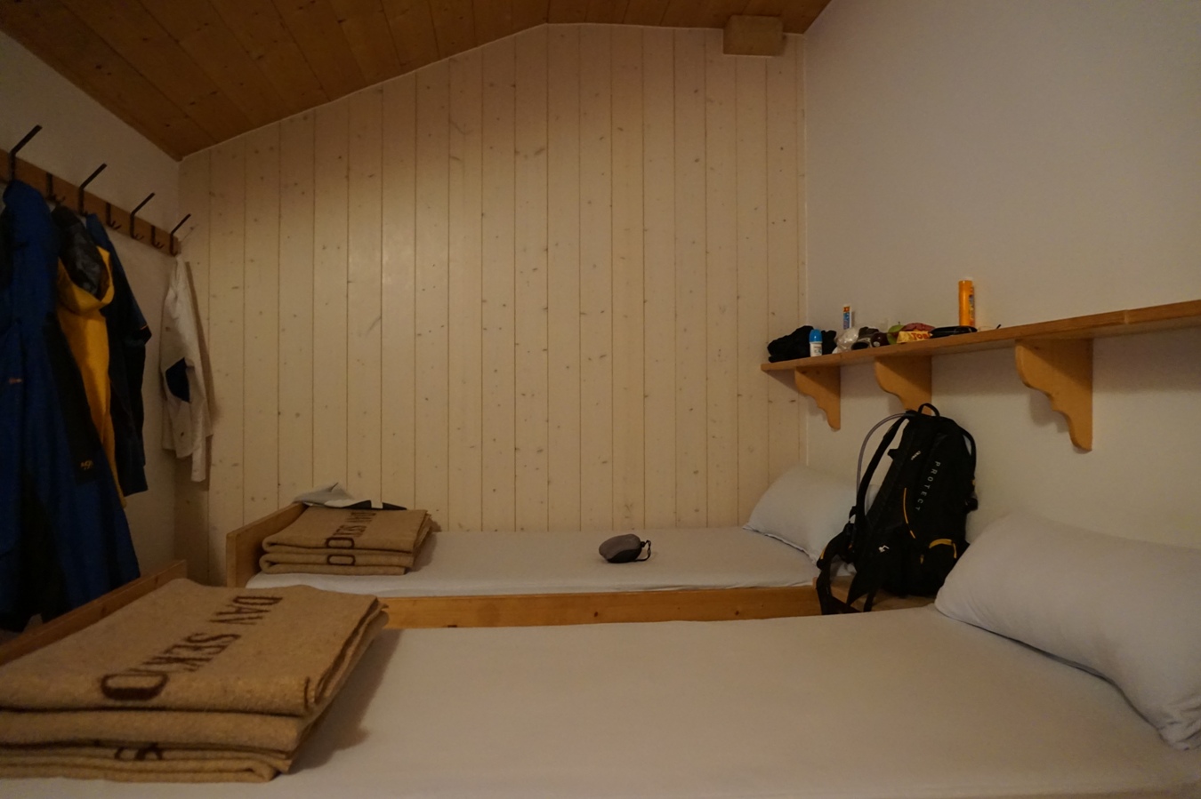 Ein Zimmer auf der Tutzinger Hütte.