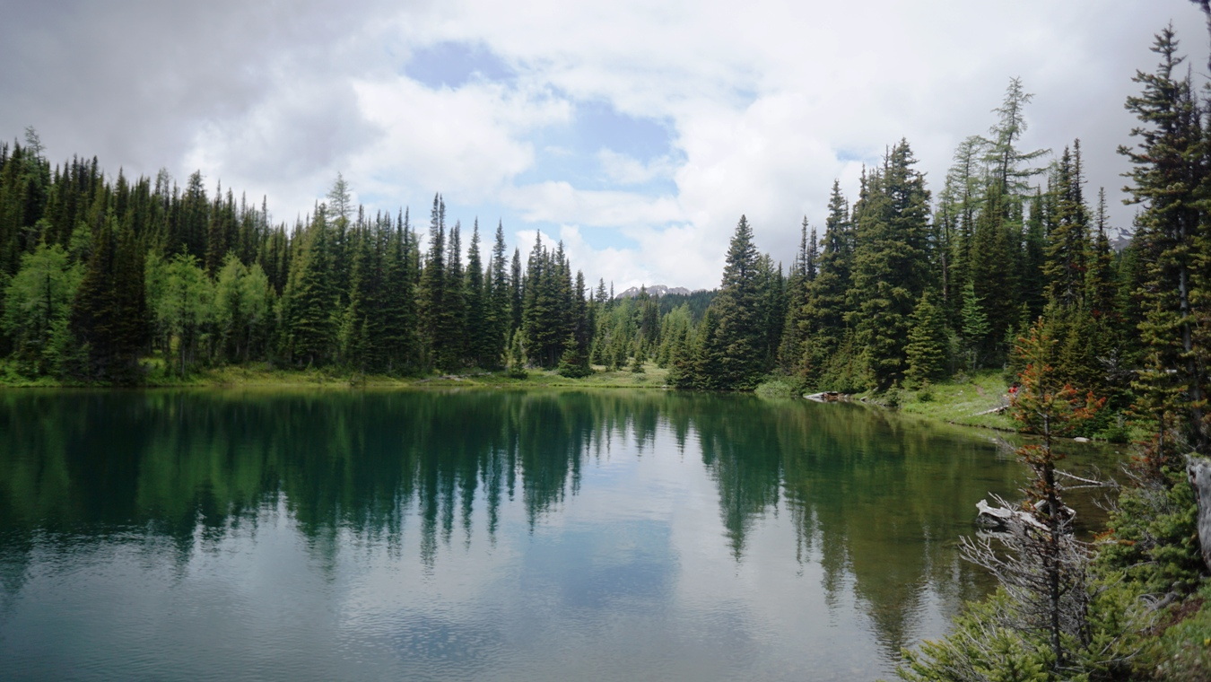 Der Sunburst Lake in den Kanadischen Rockies.