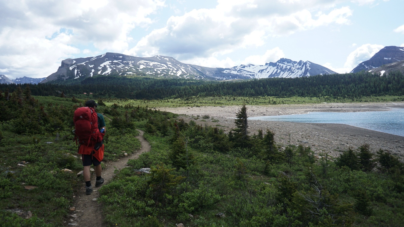 Der Wonder Pass Trail am Lake Magog in den Kanadischen Rockies.