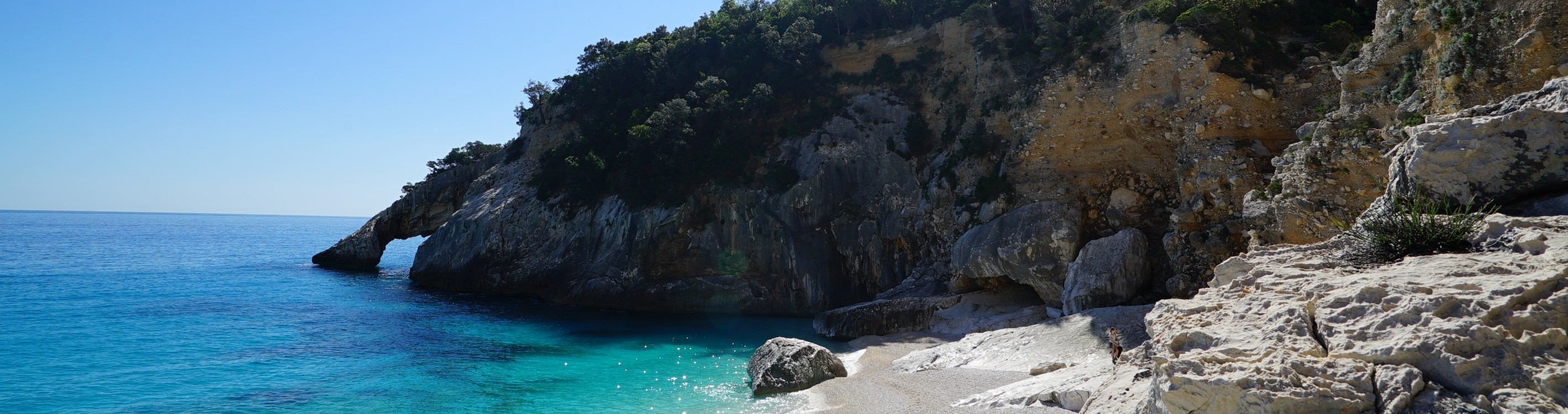 Der Blick auf das Felsentor bei Cala Goloritzè auf Sardinien.
