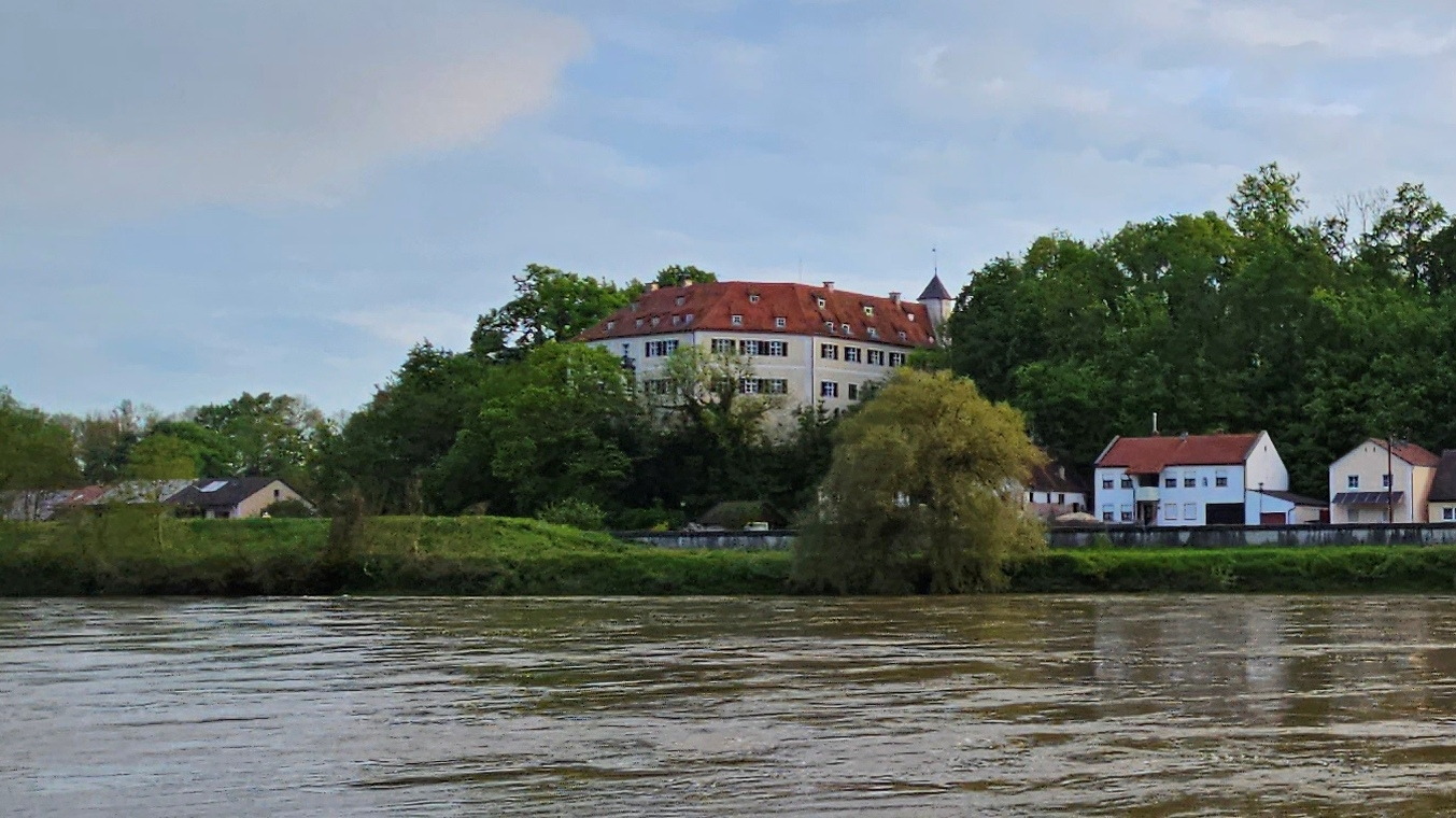 Das Schloss Wackerstein an der Donau.