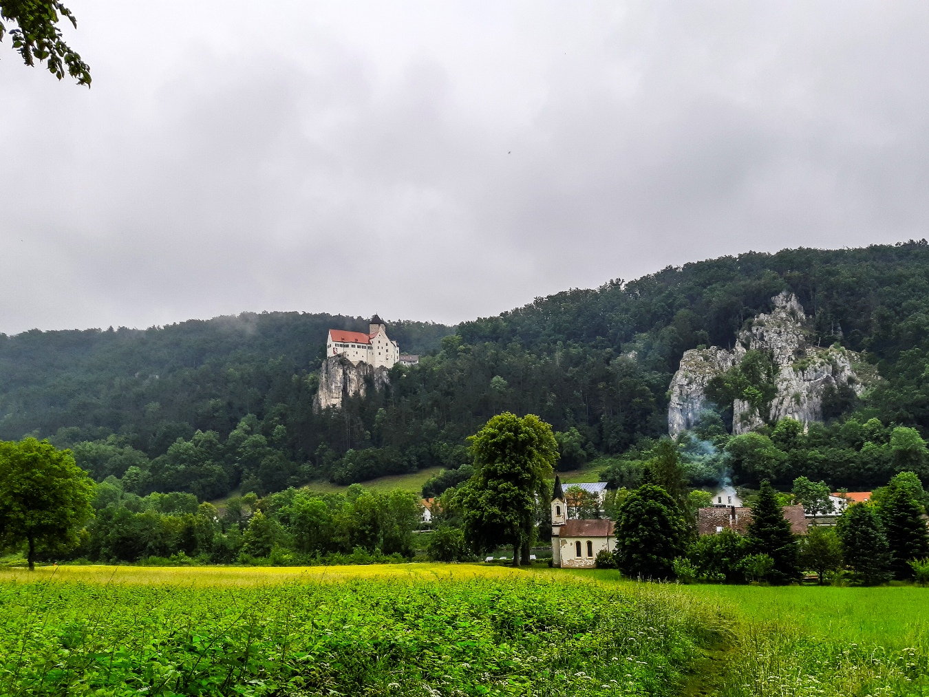 Der Blick von Einthal auf die Marienkapelle und die Burg Prunn.