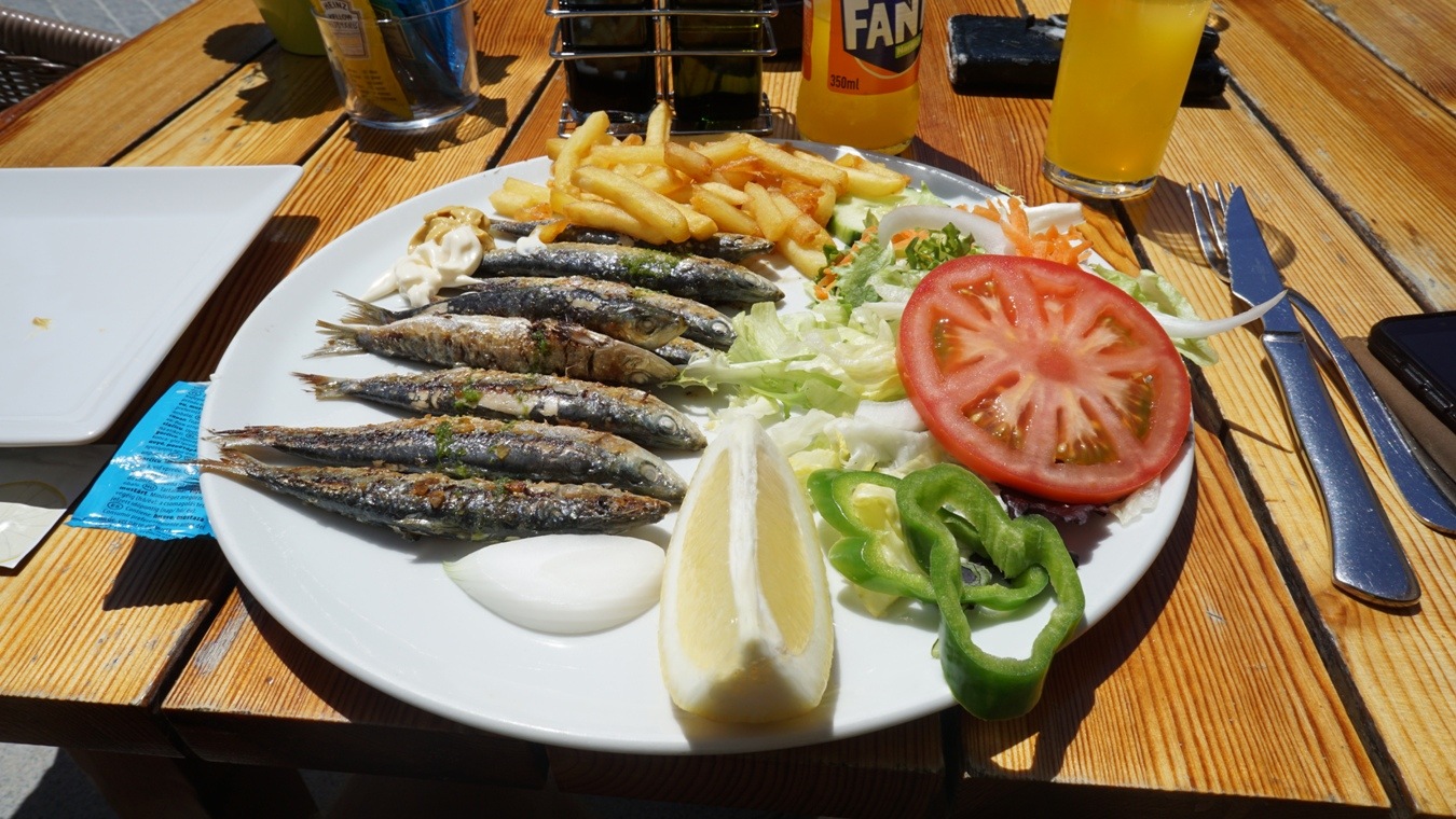 Mittagessen in Sant Elm auf Mallorca.