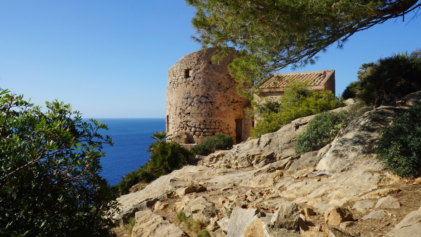 Der Torre de Cala en Basset bei Sant Elm auf Mallorca.