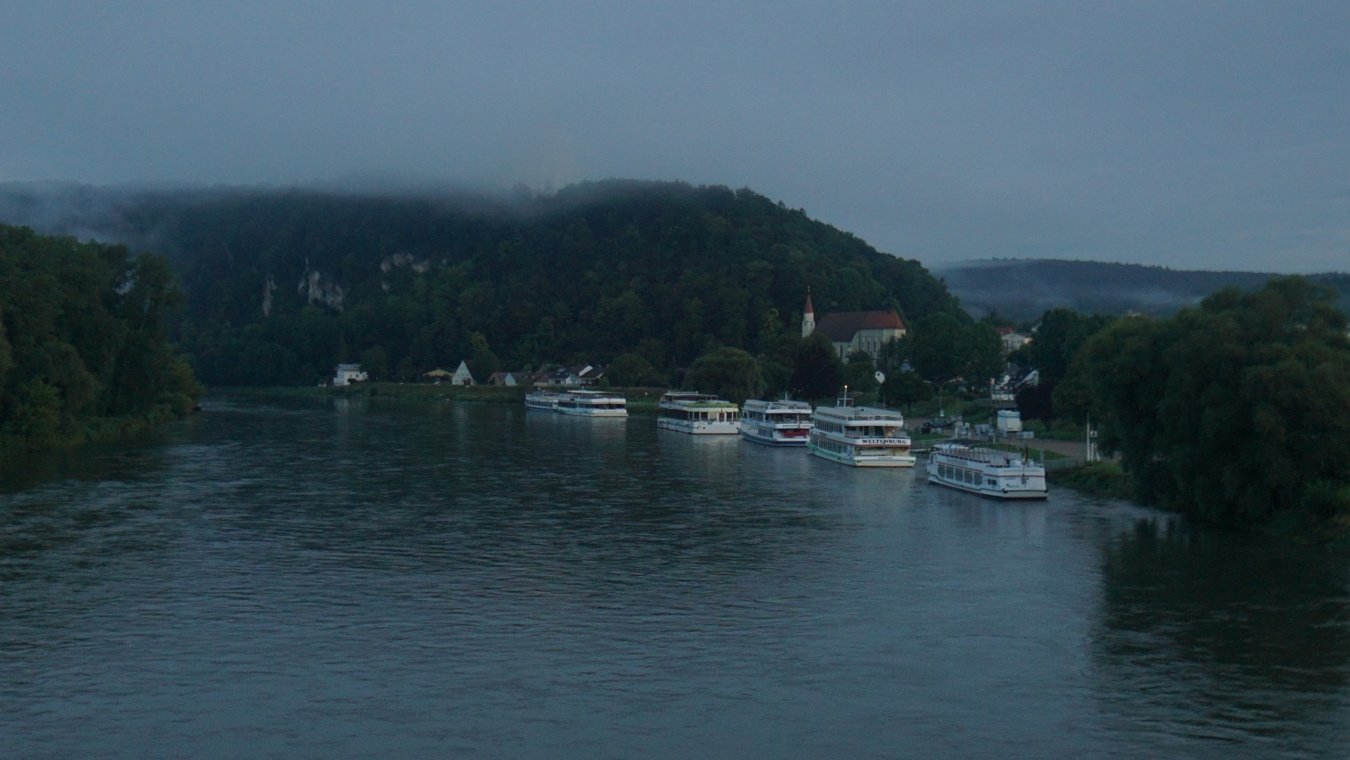 Der Blick von der Maximiliansbrücke über die Donau bei Kelheim.