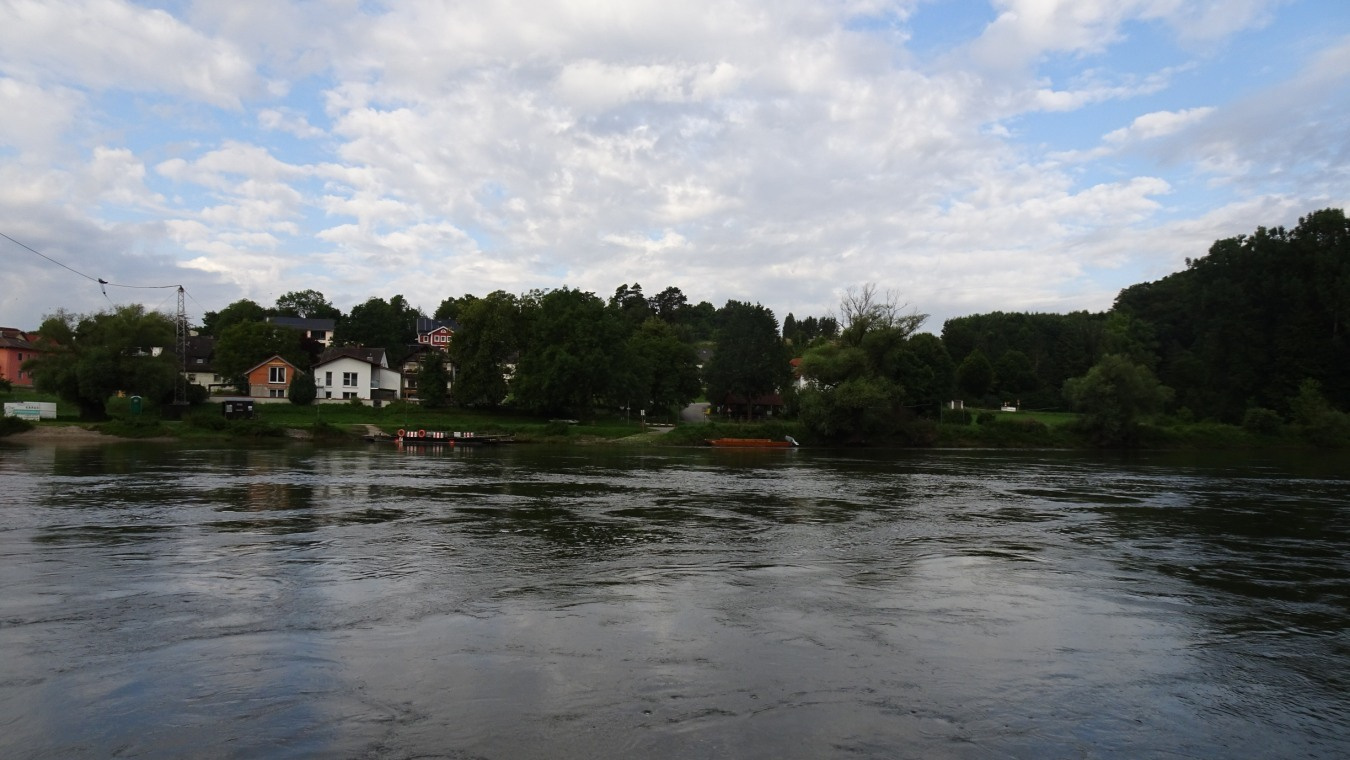 Der Blick von Weltenburg über die Donau nach Stausacker.