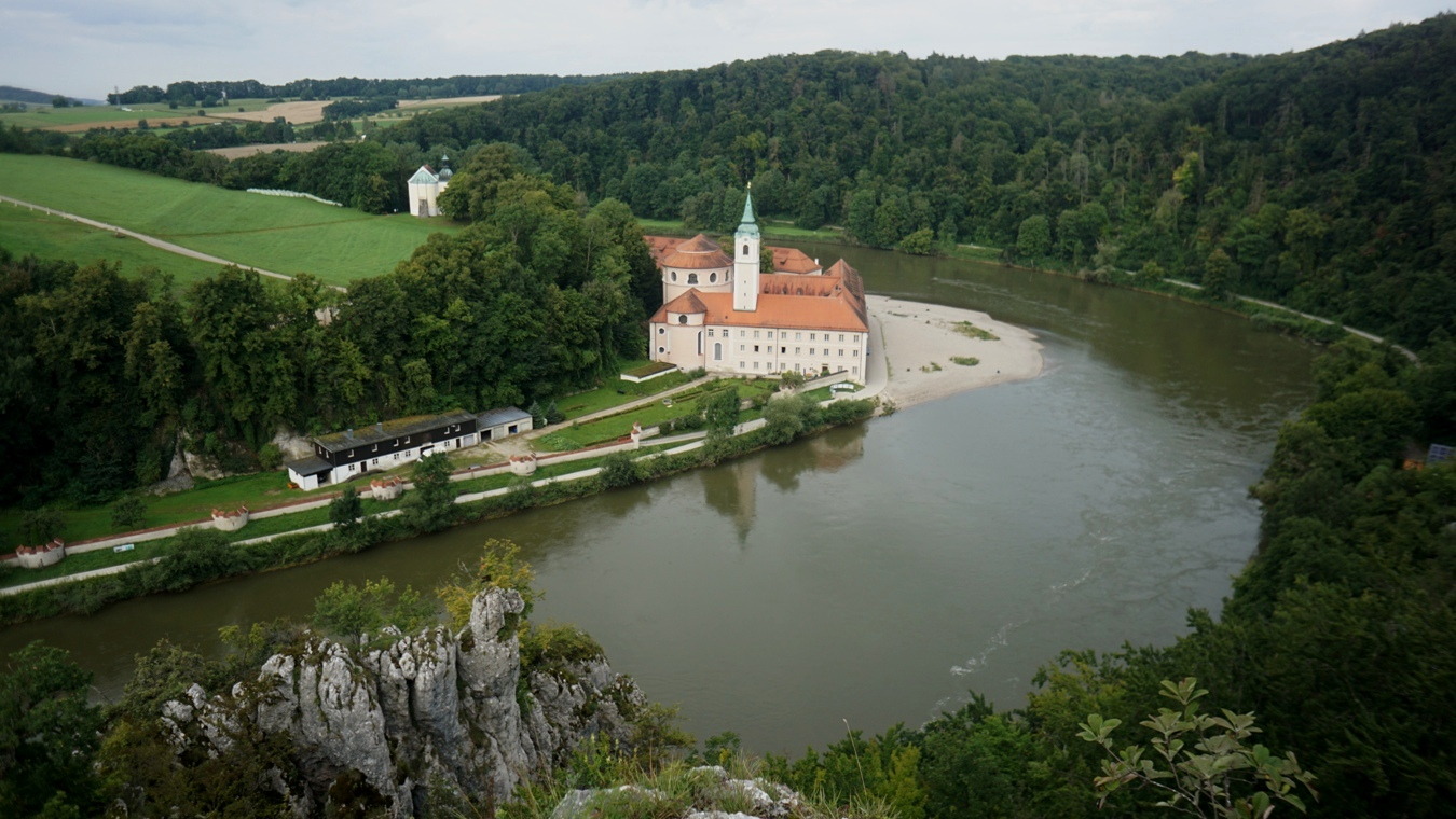 Der Blick von den Klippen des Donaudurchbruchs über die Donau und das Kloster Weltenburg.