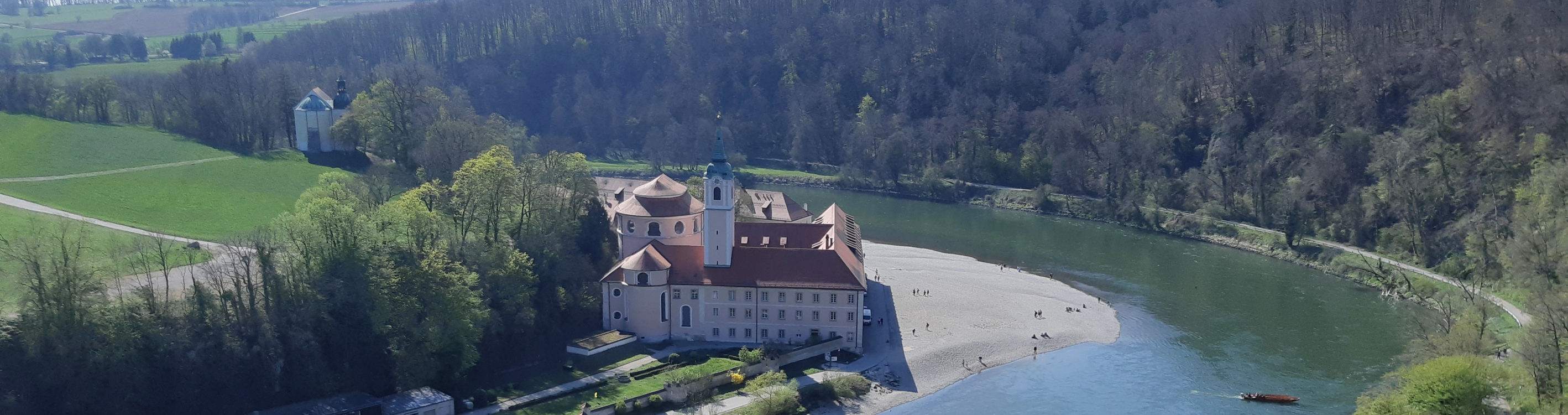 Der Blick von den Jurafelsen des Donaudurchbruchs auf das Kloster Weltenburg.