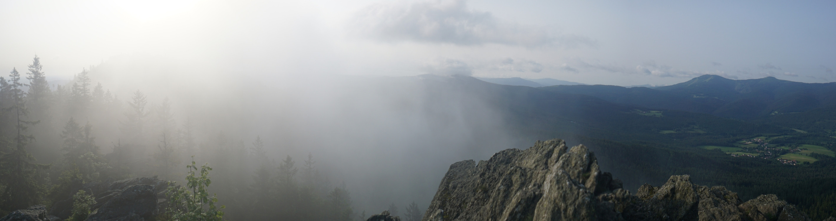 Der Blick vom Kleinen Osser über die umliegenden Berge.