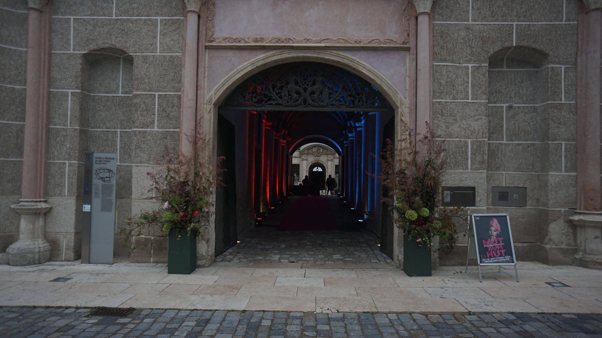 Der Eingang zum Schloss Neuburg während der Mut-zum-Hut-Messe.