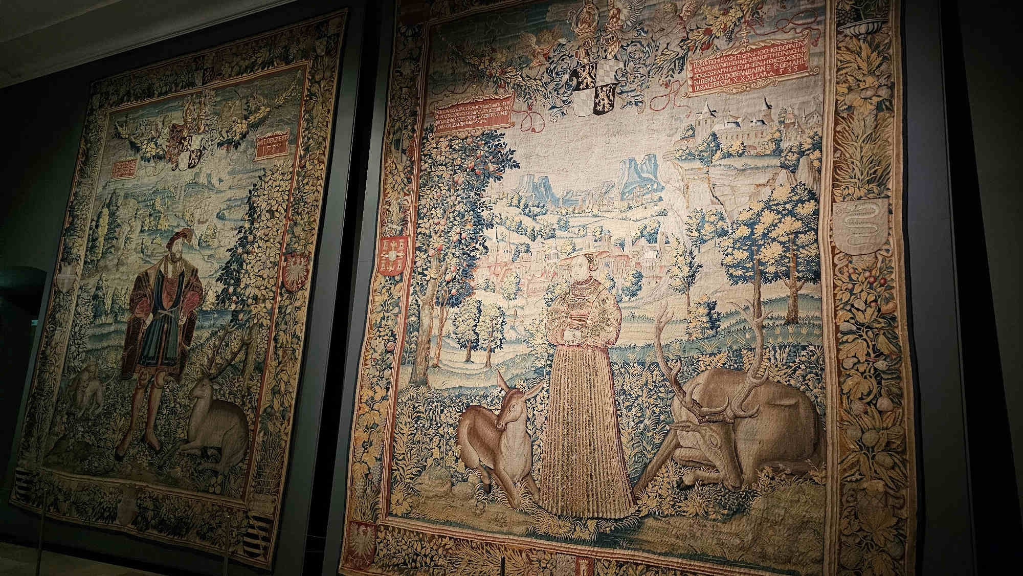 Die Bildteppiche von Ottheinrich und Susanna im Schloss Neuburg.