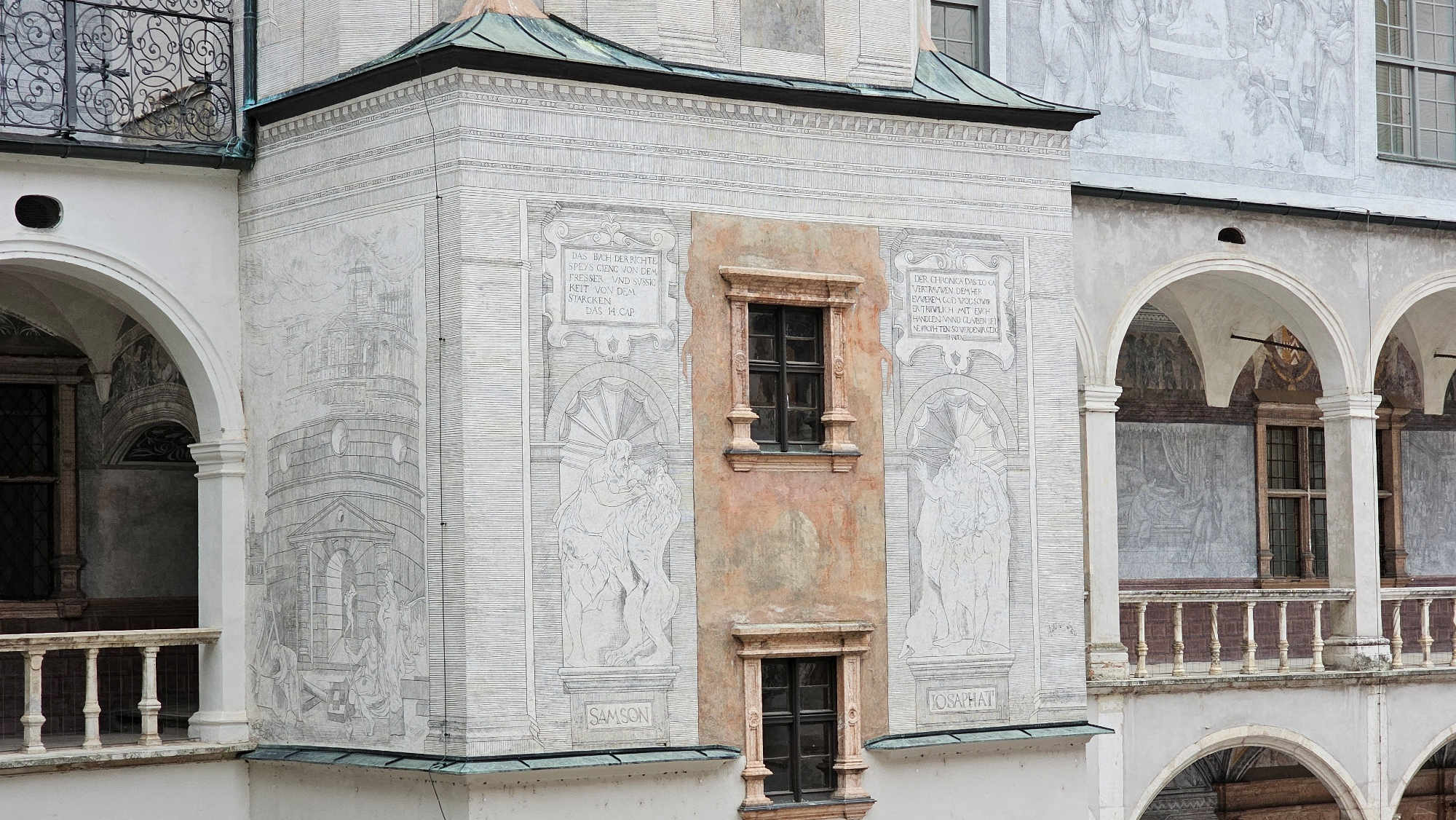 Der Laubengang mit den Sgraffito-Arbeiten von Schloss Neuburg.