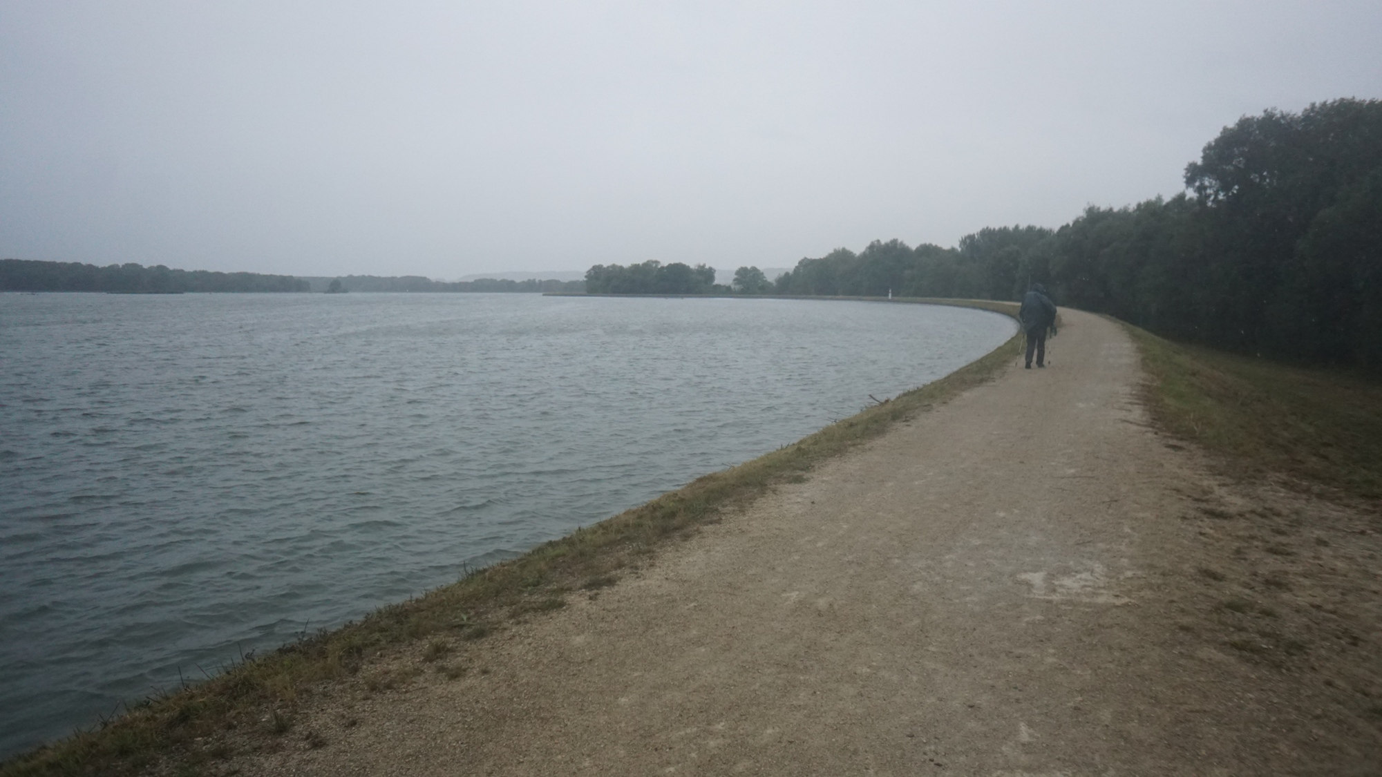 Der Stausee hinter dem Kraftwerk Bertoldsheim.