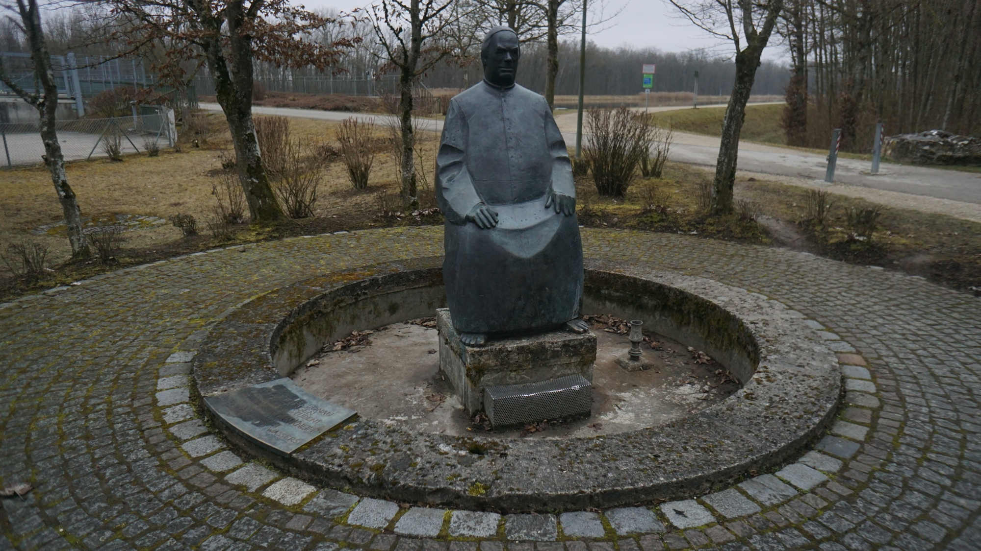 Das Kneipp-Denkmal an der Staustufe Dillingen.