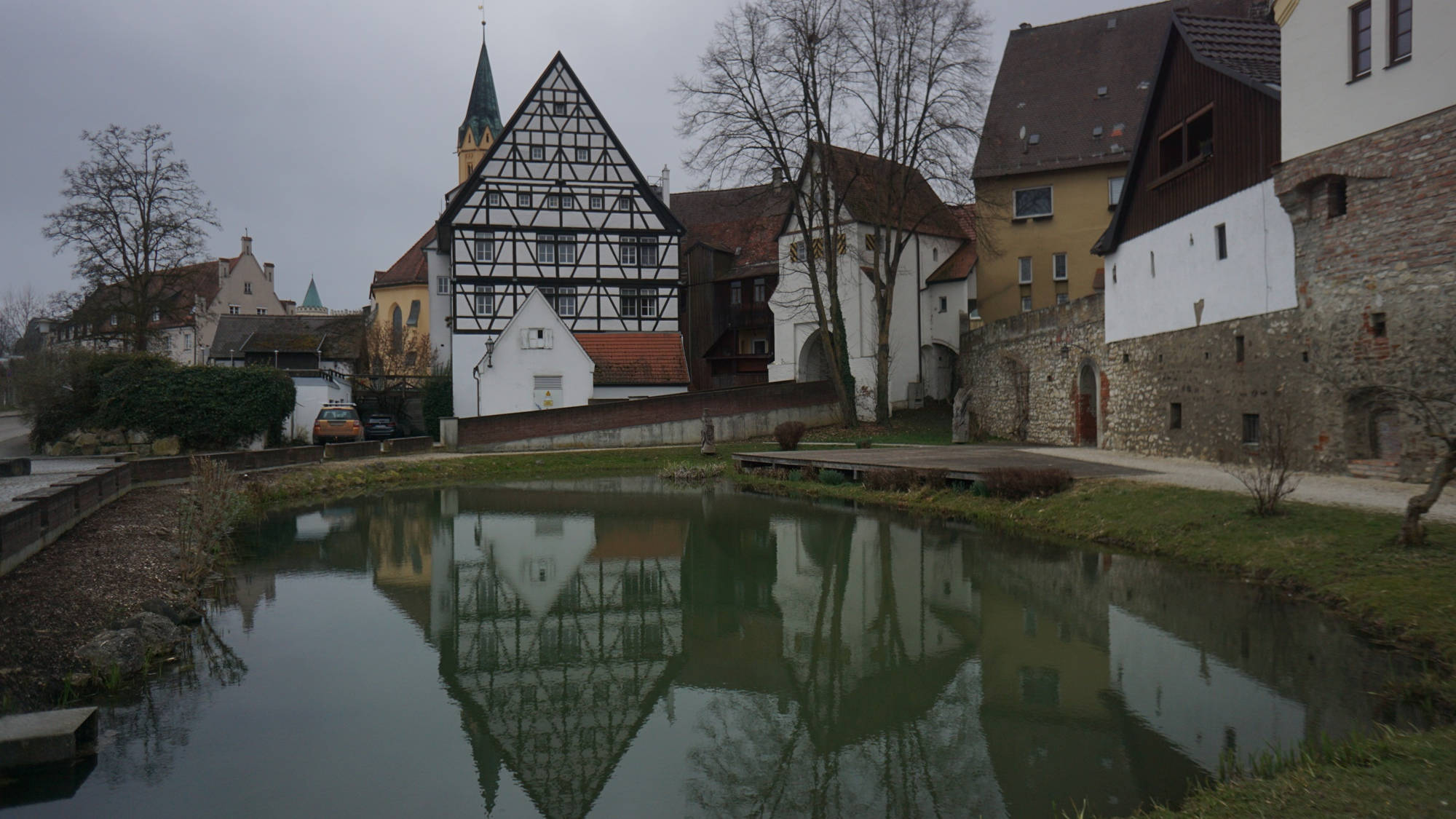 Das Tränktor und der Wehrgraben in Lauingen.