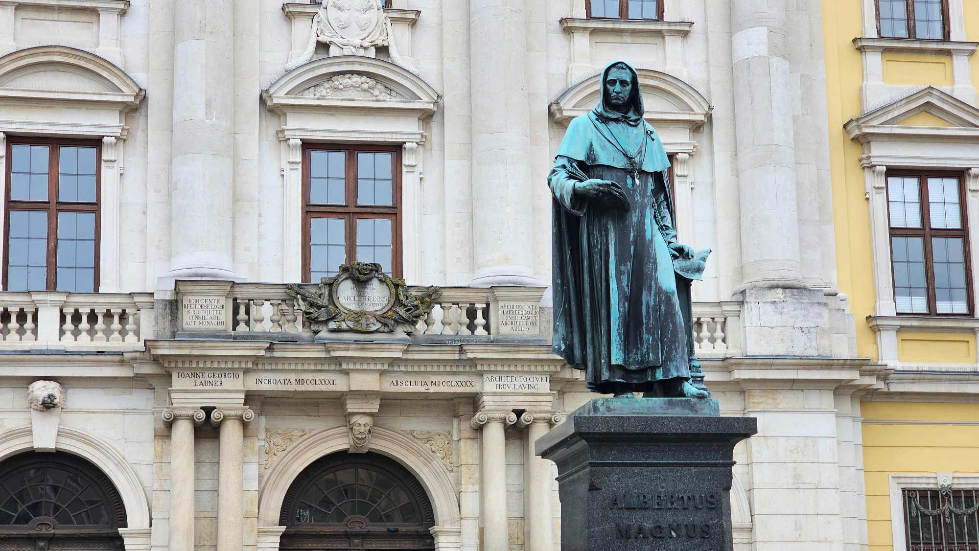 Die Albertus-Magnus-Statue vor dem Rathaus in Lauingen.