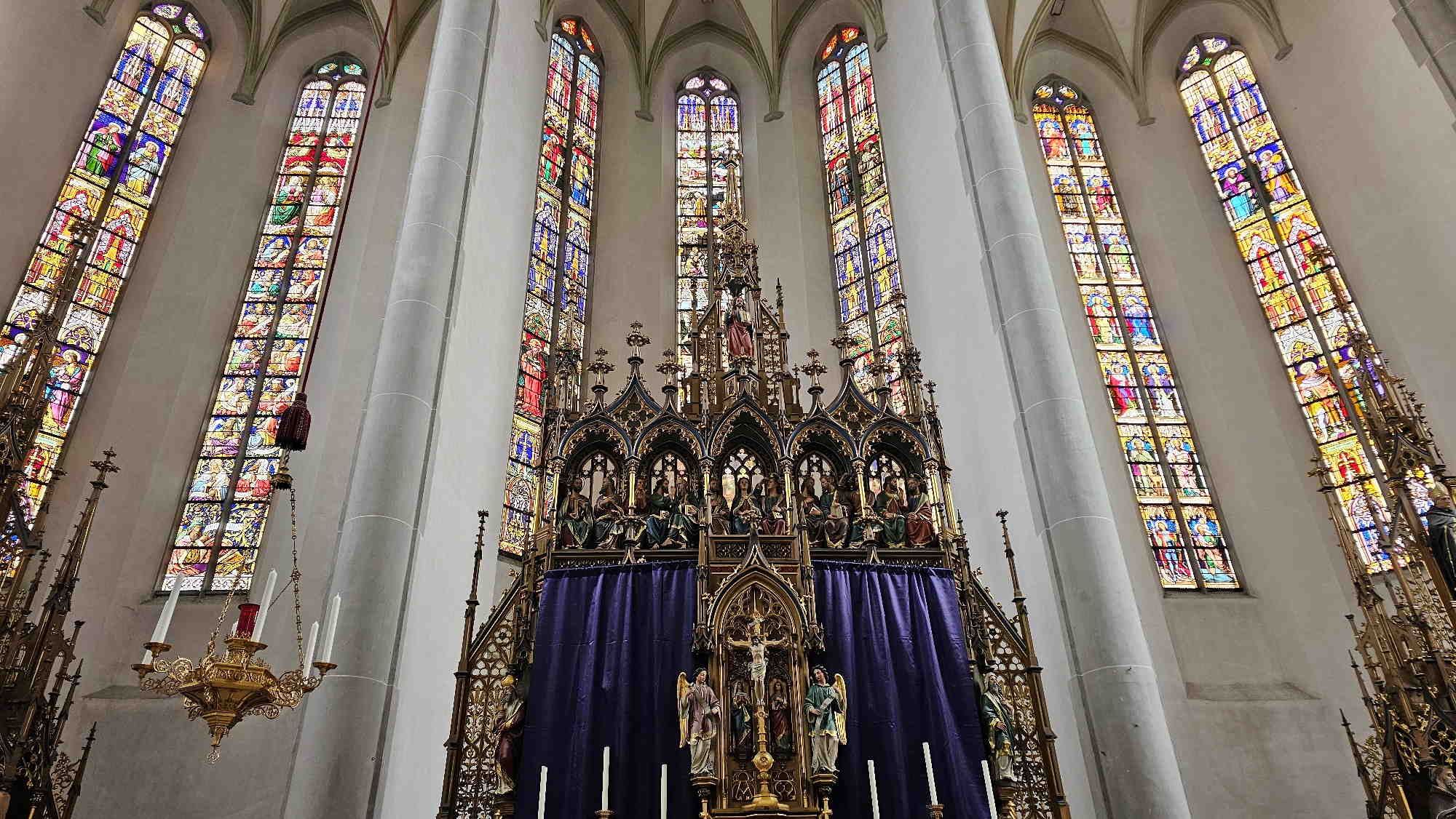 Der Hochaltar und die Glasmalereien in der Kirche St. Martin in Lauingen.