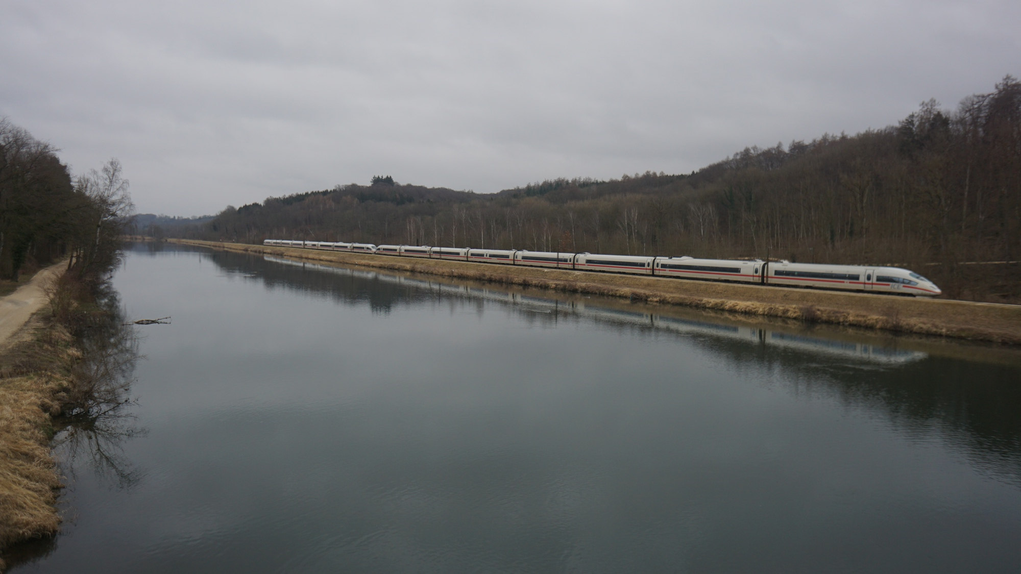Ein ICE an der Donau bei Reisensburg.