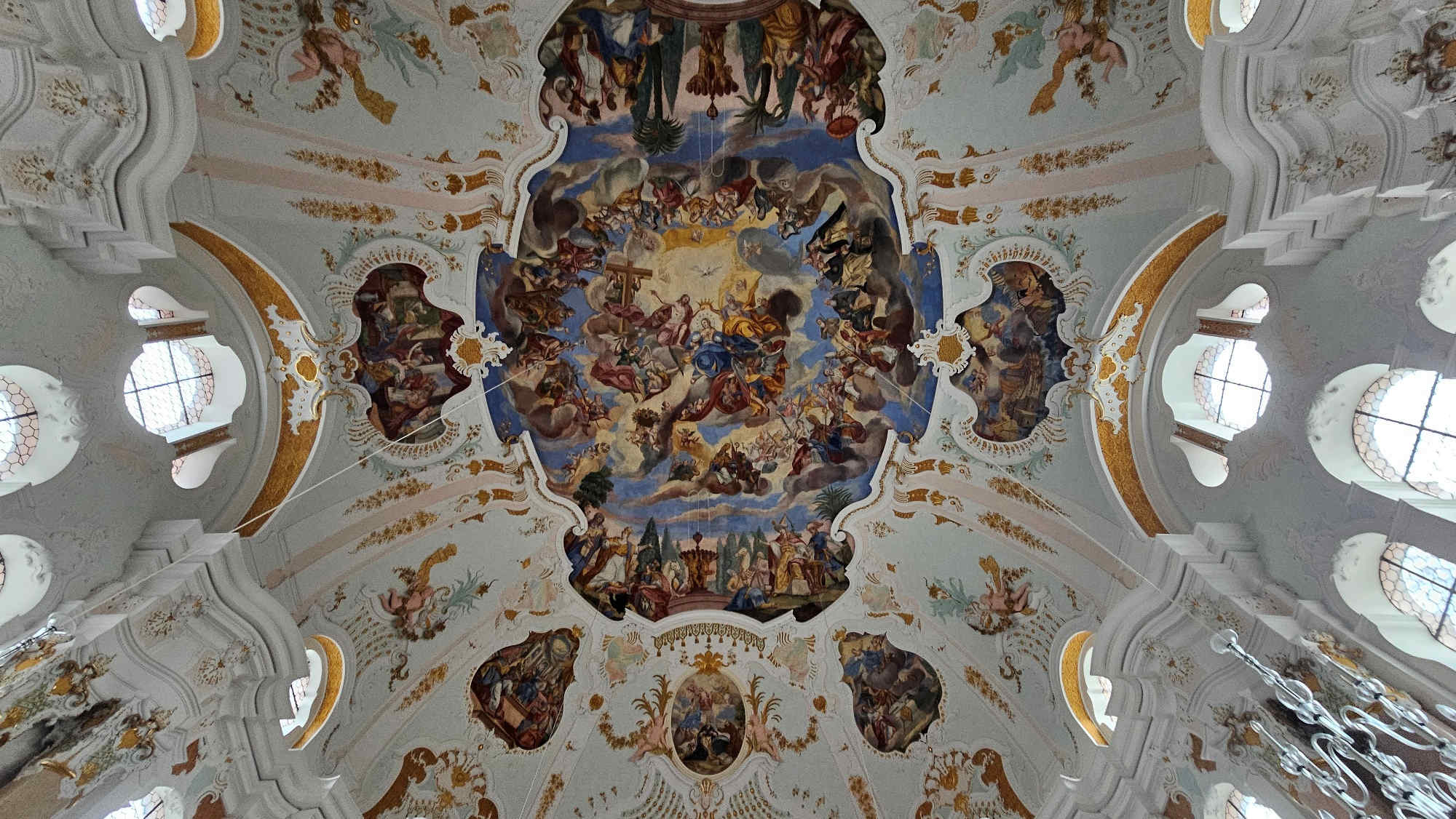 Das Deckenfresko der Frauenkirche in Günzburg.