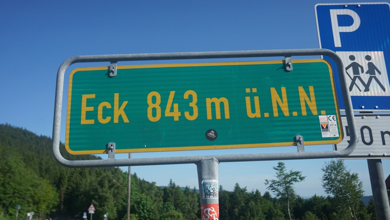 Straßenschild am Eck im Bayerischen Wald.