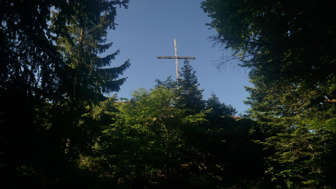 Das Gipfelkreuz des Mühlriegel im Bayerischen Wald.
