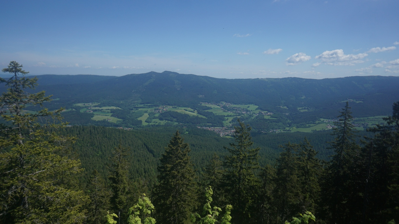 Der Blick vom Schwarzeck im Bayerischen Wald auf den Großen und den Kleinen Osser.