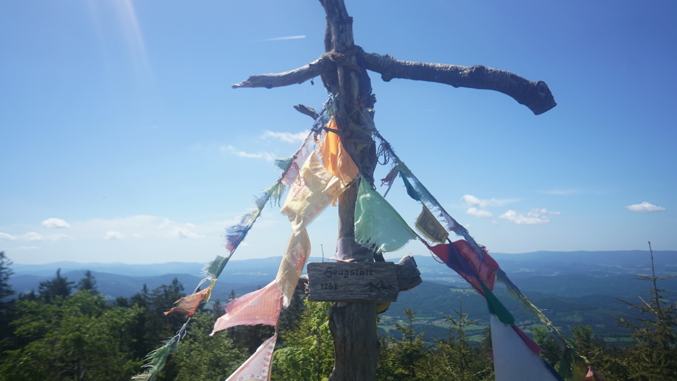 Das Gipfelkreuz der Heugstatt im Bayerischen Wald.