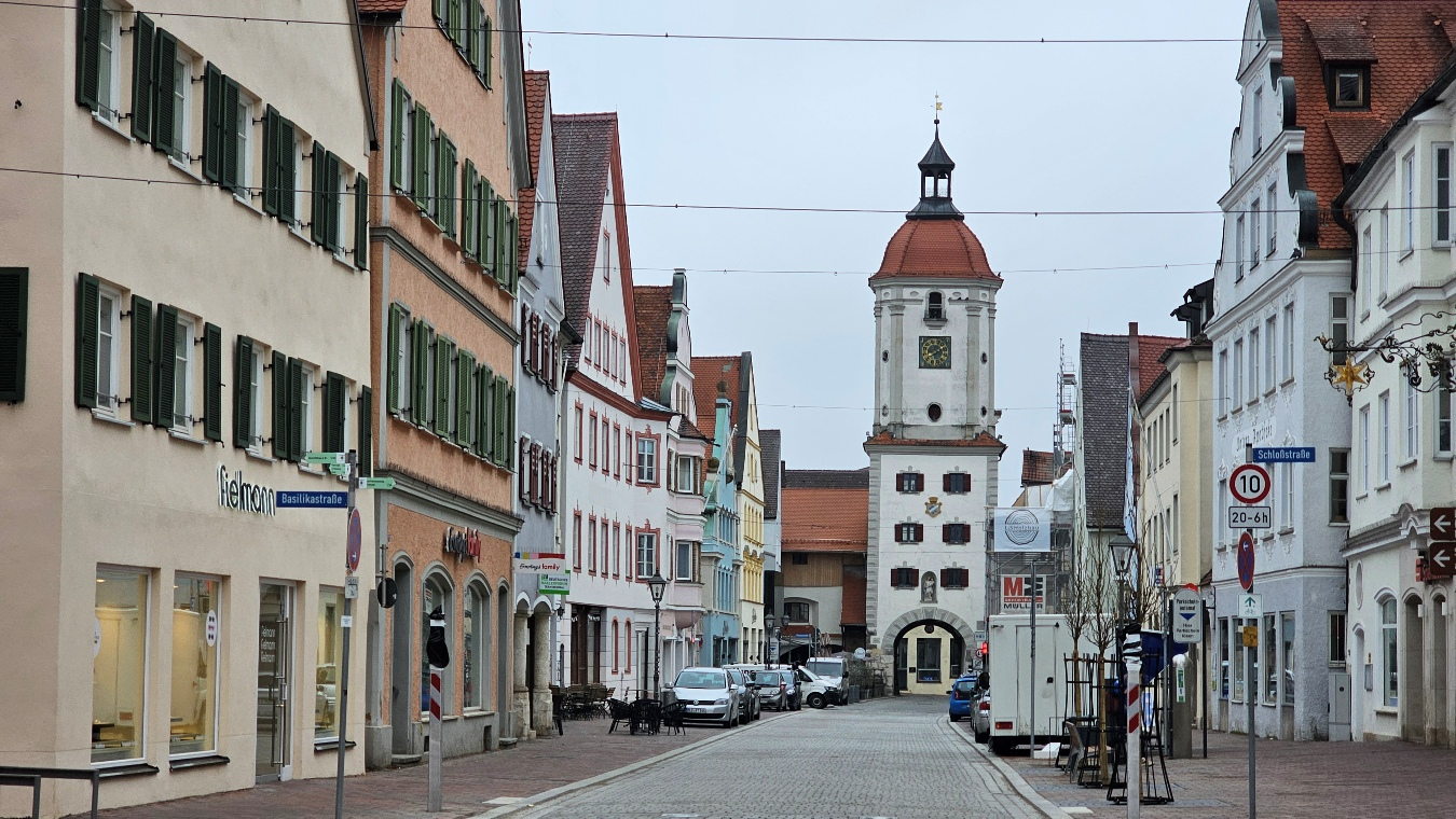 Die Königsstraße mit dem Mitteltor in Dillingen an der Donau.